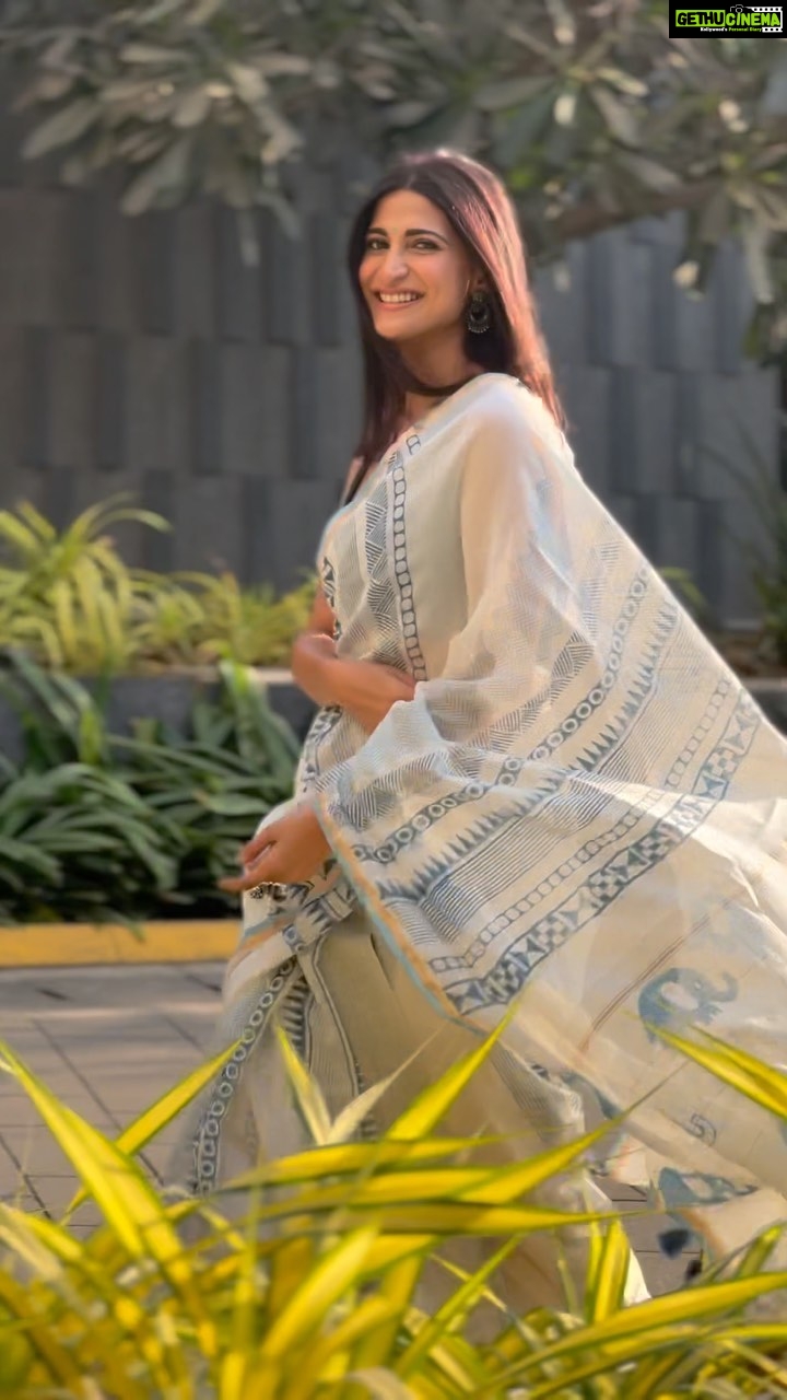 Aahana Kumra Instagram - Alumni Meet 2023 ready!!! 🦩🦩 And loving the Saturdate 🌸💕🌸💕 Saree : @chhapa_gj8 📹 by : @neeshank #Saturdate #sareenotsorry . . . . #saree #sareelove #sareefashion #aahanakumra Mumbai, Maharashtra