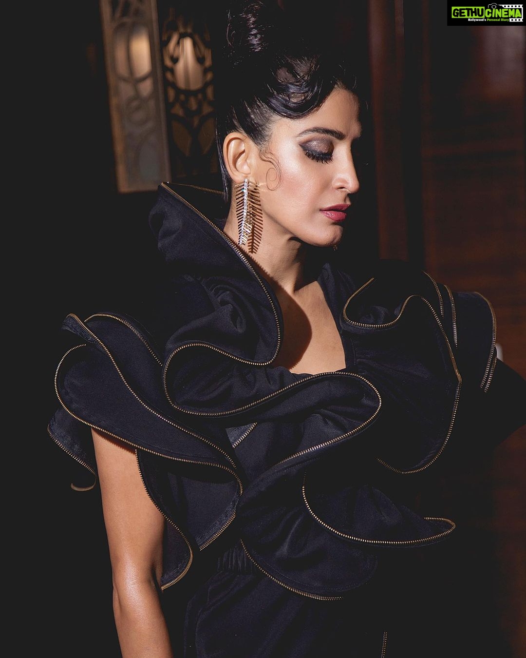 Aahana Kumra Instagram - Wednesday came on a Friday 🖤🖤🖤🖤 #fashion #fashiondiaries . . . . #showstopper #fashion #fashionista #aahanakumra #friday #friyay #fridaymood #blackfriday Delhi, India