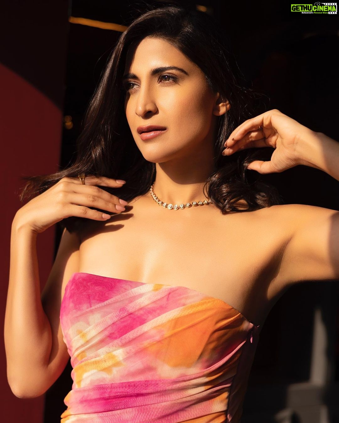 Aahana Kumra Instagram - We are all nothing but pink unicorns π¦πΈπ #throwbackthursday Photography @yashjangidphotography Styling @abhimanyusinghtomarr Hair & Make up: @omsenmakeup . . . . #photoshoot #jaipur #rajasthan #photography #aahanakumra #thursday #thursdaymotivation Jaipur - The pink city
