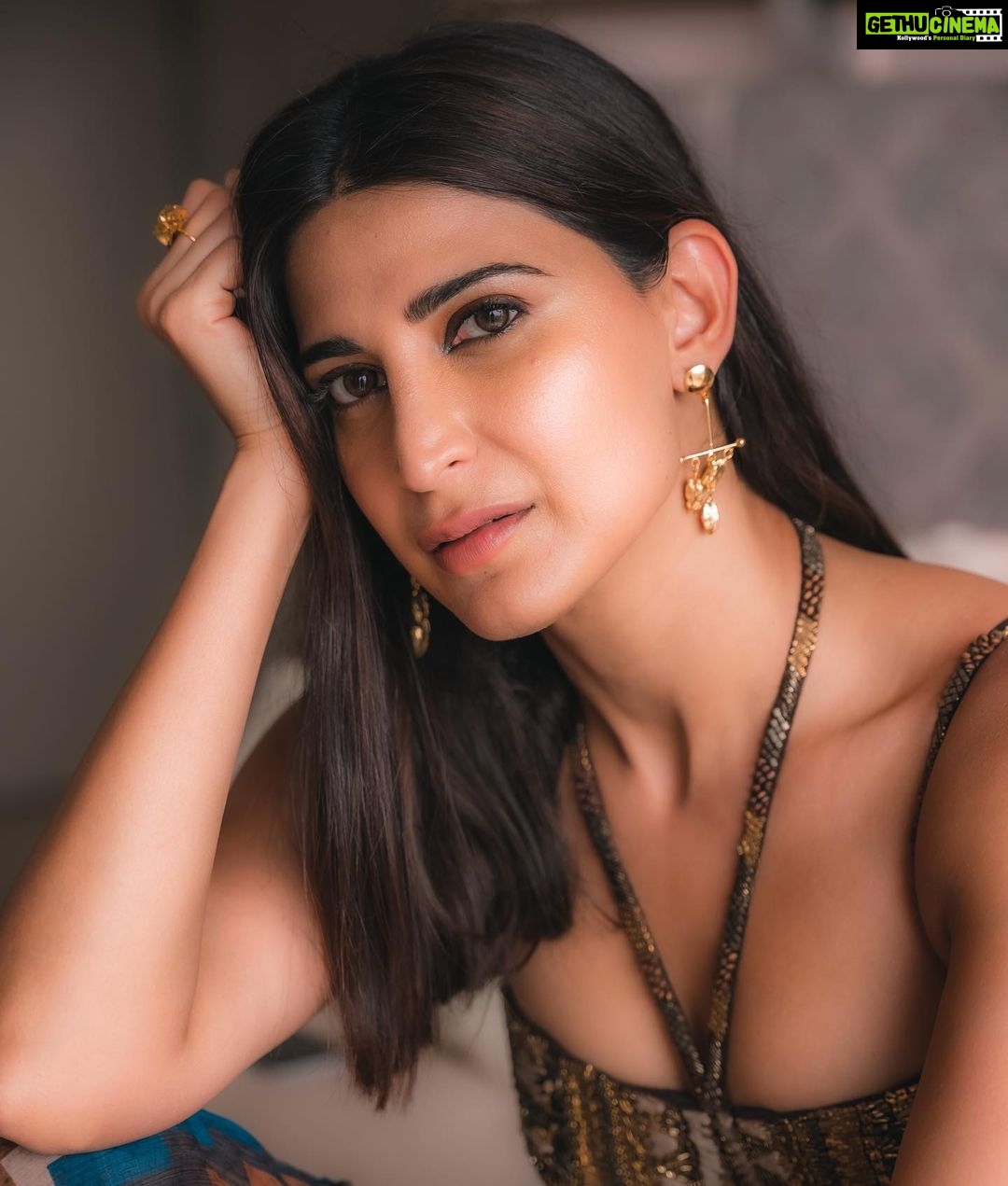Aahana Kumra Instagram - Saturdate much 🌻🙃🌻🙃 #saturdate . . . . #saturday #sunshinegirl #sunshine #aahanakumra #portrait #portraitphotography Jaipur, Rajasthan