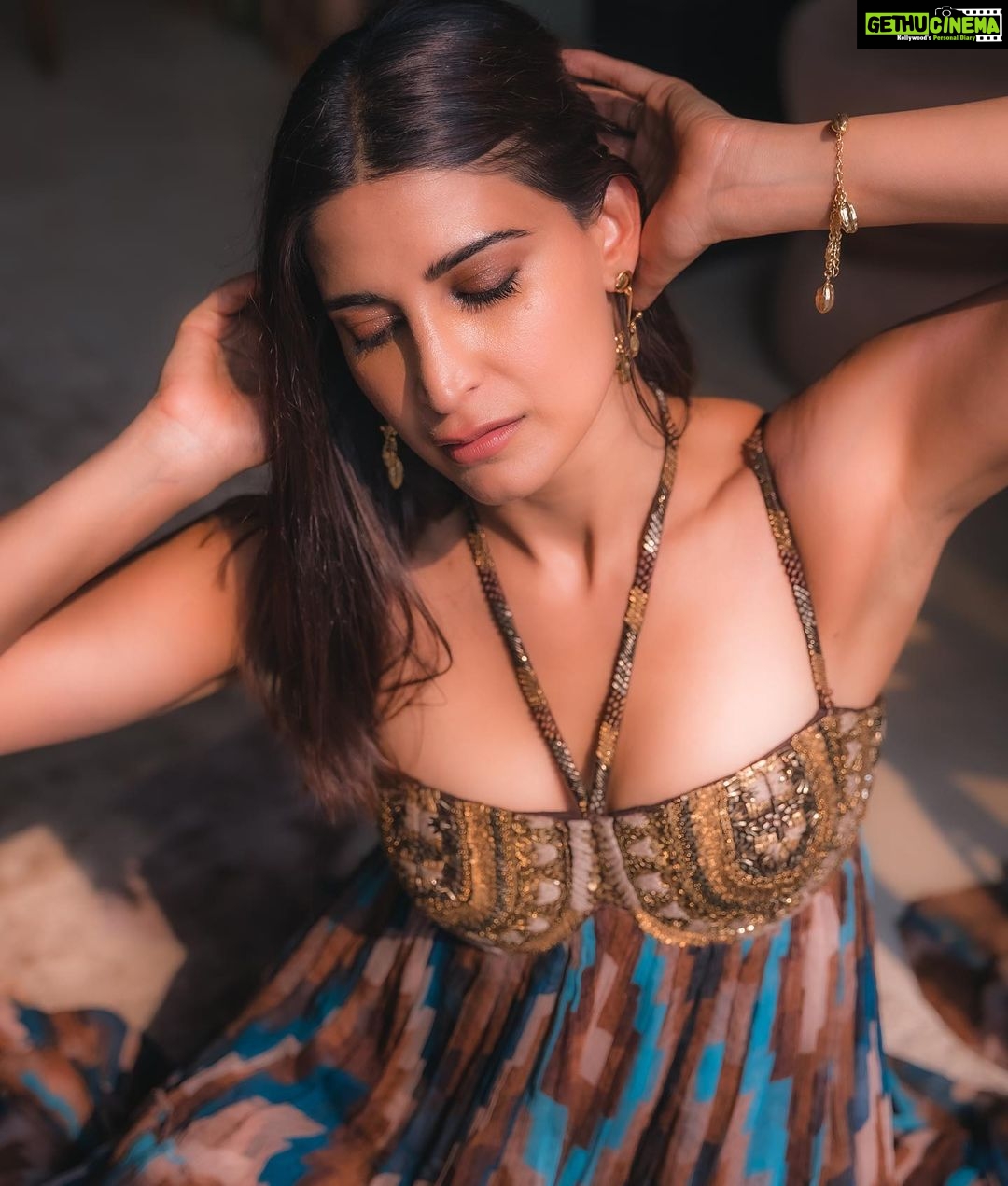 Aahana Kumra Instagram - Saturdate much 🌻🙃🌻🙃 #saturdate . . . . #saturday #sunshinegirl #sunshine #aahanakumra #portrait #portraitphotography Jaipur, Rajasthan