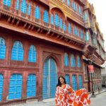 Aahana Kumra Instagram - The majestic and gorgeous #rampuriahaveli in Bikaner! 🐫🏜️ Thank you @abbhishek_sharmaaa for this wonderful tour and pics!! 🌞🌸🫶💕🐫🏜️🦚 #incredibleindia . . . #india #travelphotography #travelouge #thursday #throwbackthursday #throwback #bikaner #rajasthan #aahanakumra Bhanwar Niwas (Rampuria Haveli) Bikaner