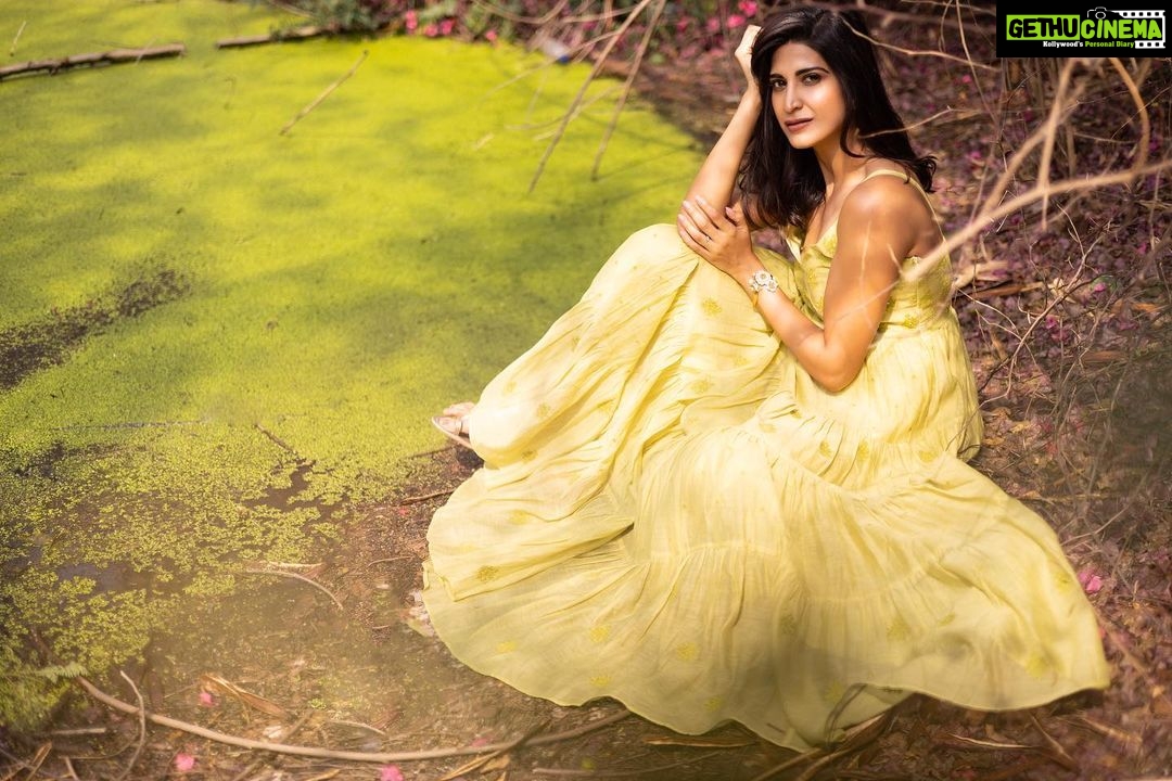 Aahana Kumra Instagram - A day by the green pond Summer breeze and floral dreams πππΏπ¦ Photography @yashjangidphotography Styling @abhimanyusinghtomarr Hair & Make up: @omsenmakeup Outfit : @gazalmishraofficial . . . . #photoshoot #jaipur #rajasthan #photography #aahanakumra #tuesday #tuesdaymotivation Jaipur - The pink city