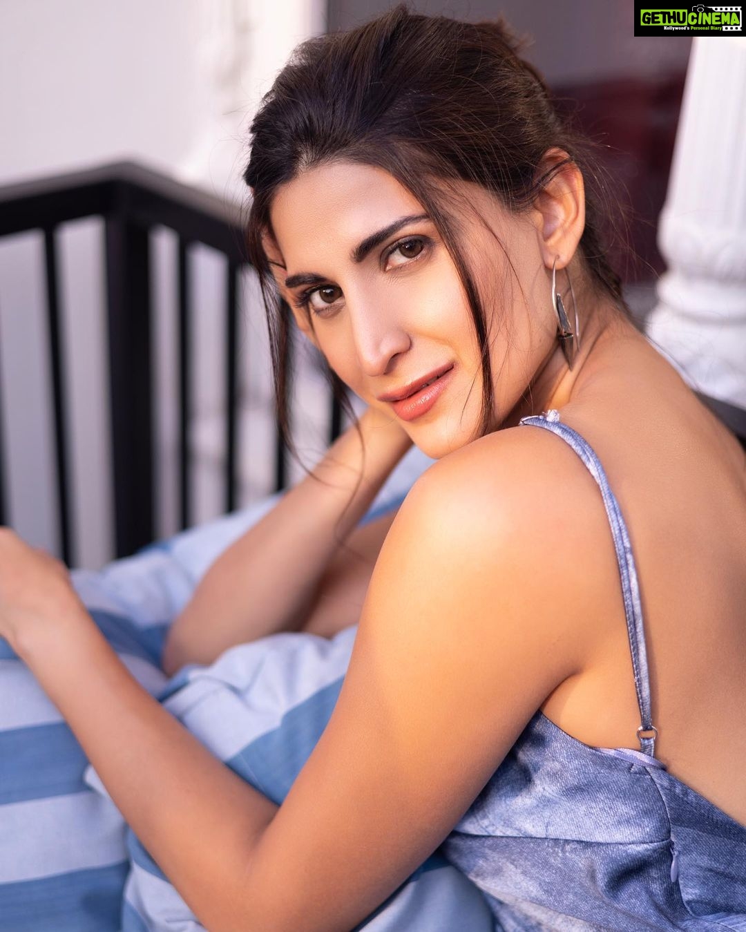 Aahana Kumra Instagram - Walking into the Monday blues be like π¦ππ§Ώ #mondaymorning Photography @yashjangidphotography Styling @abhimanyusinghtomarr Hair & Make up: @omsenmakeup Earrings : @flyingfishaccessories Location : @dyore_experiences . . . . #photoshoot #jaipur #rajasthan #photography #aahanakumra #monday #mondayblues #mondaymotivation #mondays #mondaymood Jaipur - The pink city