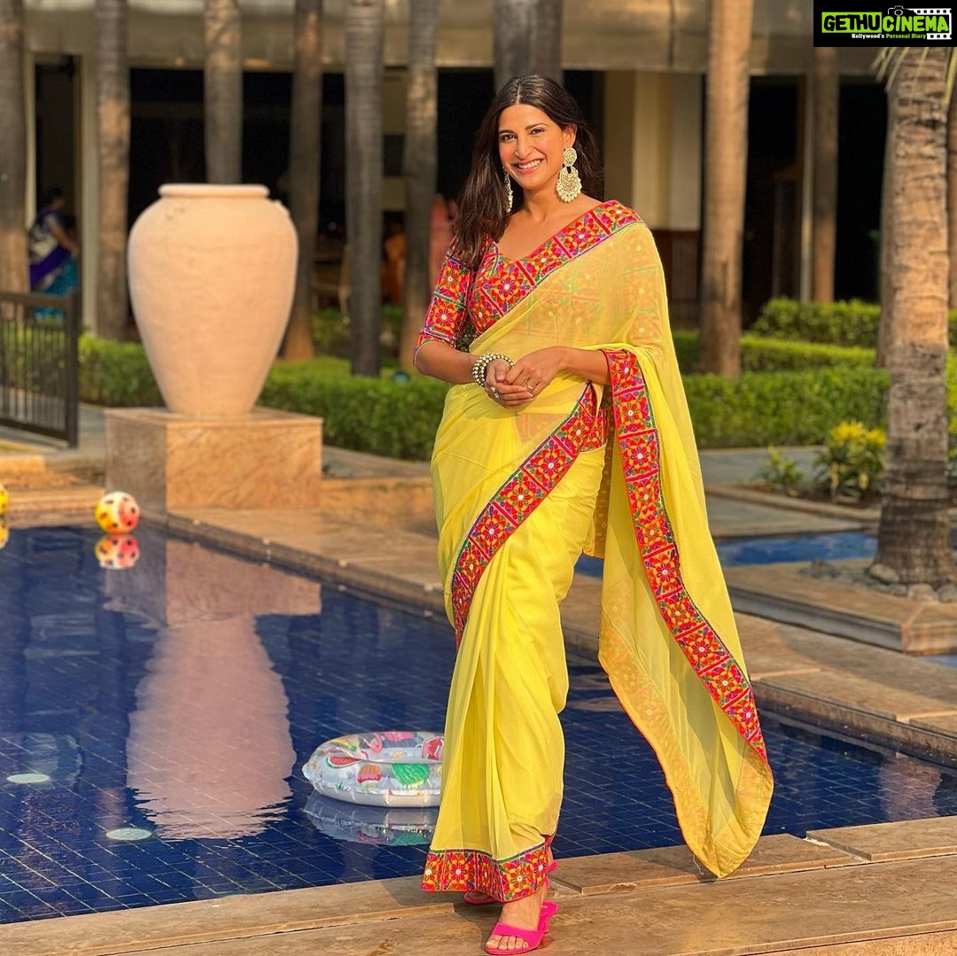 Aahana Kumra Instagram - Send rishtas!? Looking like बसंत ऋतु 💛💛🌻🌻🐝🐝🌞🌞 #weddingseason 📸 by : @aparnathakur . . #weddingphotography #wedding #sunsetphotography #aahanakumra #shaadiseason #shaadi #shaadisaga #saree #sareenotsorry #sareelover Karjat