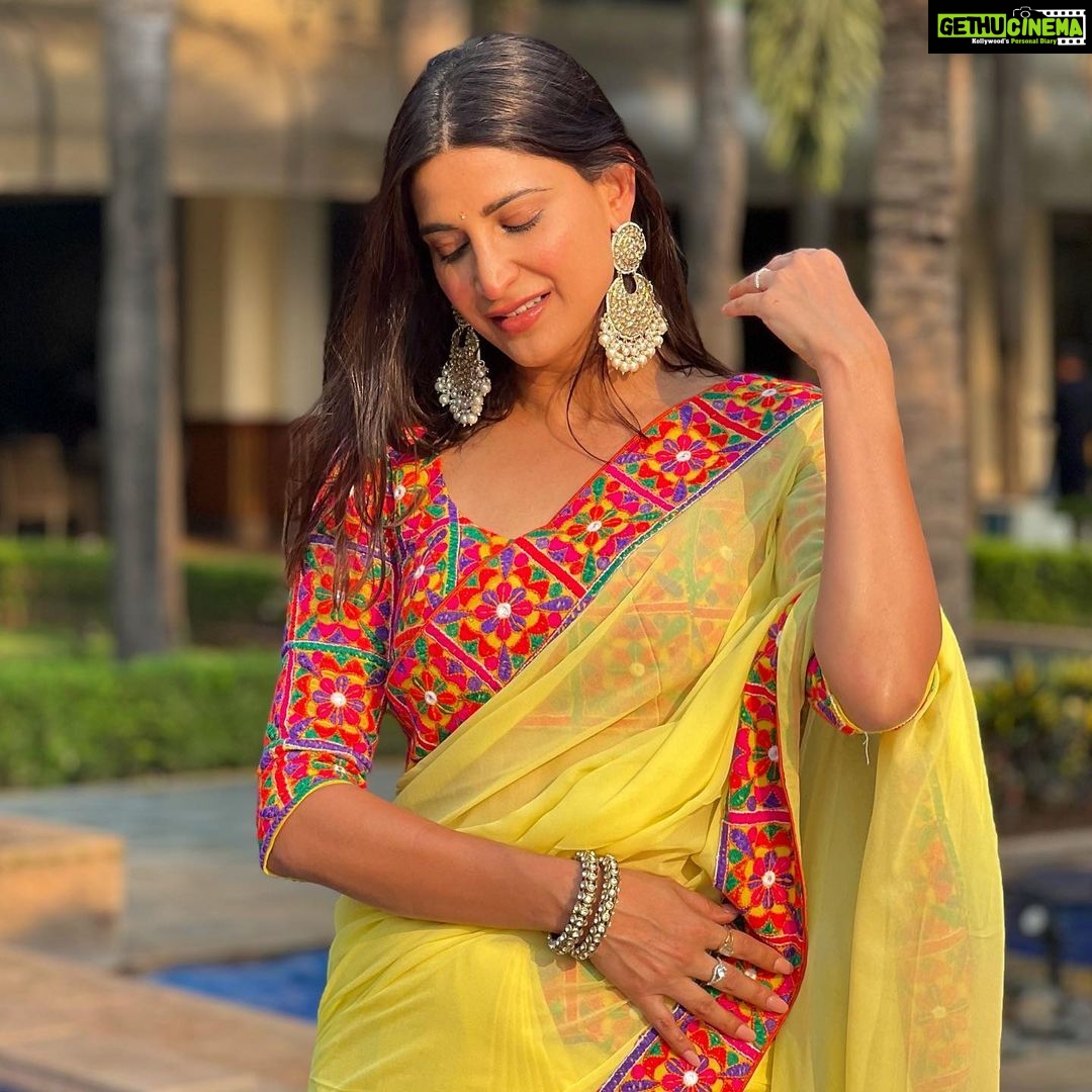 Aahana Kumra Instagram - Send rishtas!? Looking like बसंत ऋतु 💛💛🌻🌻🐝🐝🌞🌞 #weddingseason 📸 by : @aparnathakur . . #weddingphotography #wedding #sunsetphotography #aahanakumra #shaadiseason #shaadi #shaadisaga #saree #sareenotsorry #sareelover Karjat