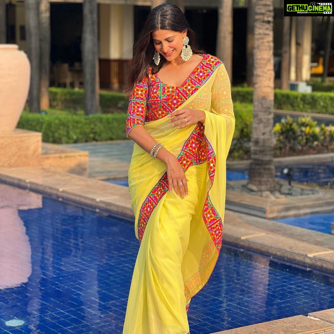 Aahana Kumra Instagram - Send rishtas!? Looking like बसंत ऋतु 💛💛🌻🌻🐝🐝🌞🌞 #weddingseason 📸 by : @aparnathakur . . #weddingphotography #wedding #sunsetphotography #aahanakumra #shaadiseason #shaadi #shaadisaga #saree #sareenotsorry #sareelover Karjat
