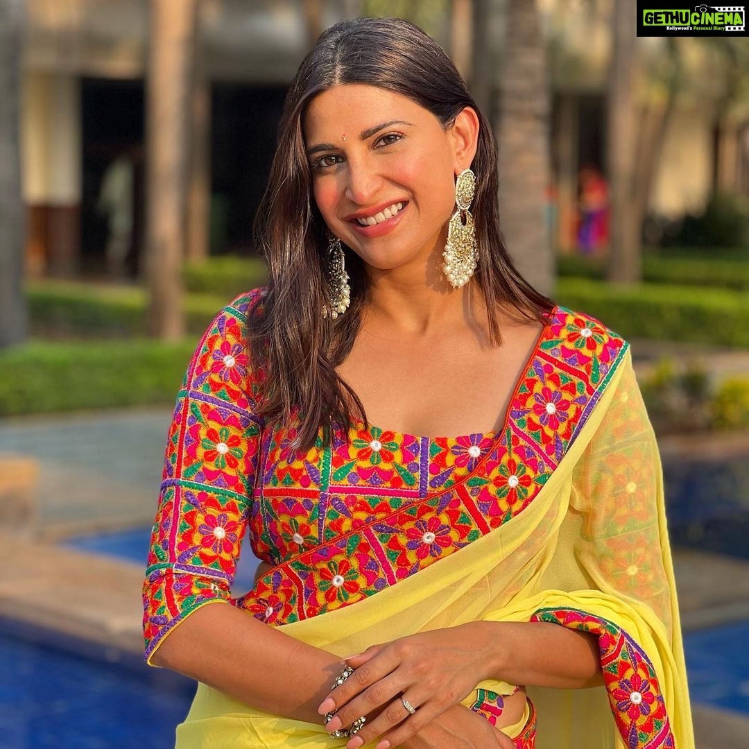 Aahana Kumra Instagram - Send rishtas!? Looking like बसंत ऋतु 💛💛🌻🌻🐝🐝🌞🌞 #weddingseason 📸 by : @aparnathakur . . #weddingphotography #wedding #sunsetphotography #aahanakumra #shaadiseason #shaadi #shaadisaga #saree #sareenotsorry #sareelover Karjat