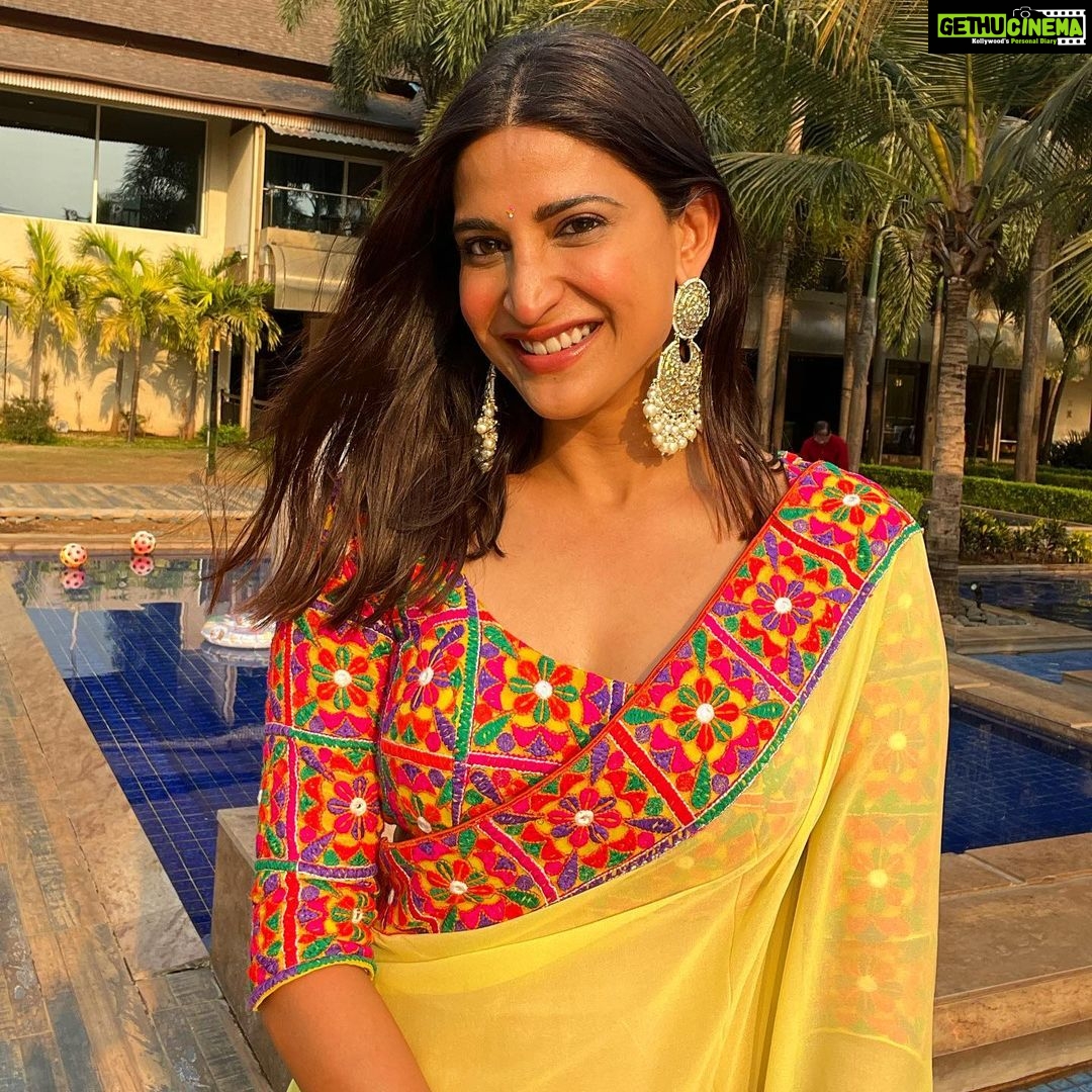 Aahana Kumra Instagram - Send rishtas!? Looking like बसंत ऋतु 💛💛🌻🌻🐝🐝🌞🌞 #weddingseason 📸 by : @aparnathakur . . #weddingphotography #wedding #sunsetphotography #aahanakumra #shaadiseason #shaadi #shaadisaga #saree #sareenotsorry #sareelover Karjat