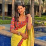 Aahana Kumra Instagram - Send rishtas!? Looking like बसंत ऋतु 💛💛🌻🌻🐝🐝🌞🌞 #weddingseason 📸 by : @aparnathakur . . #weddingphotography #wedding #sunsetphotography #aahanakumra #shaadiseason #shaadi #shaadisaga #saree #sareenotsorry #sareelover Karjat