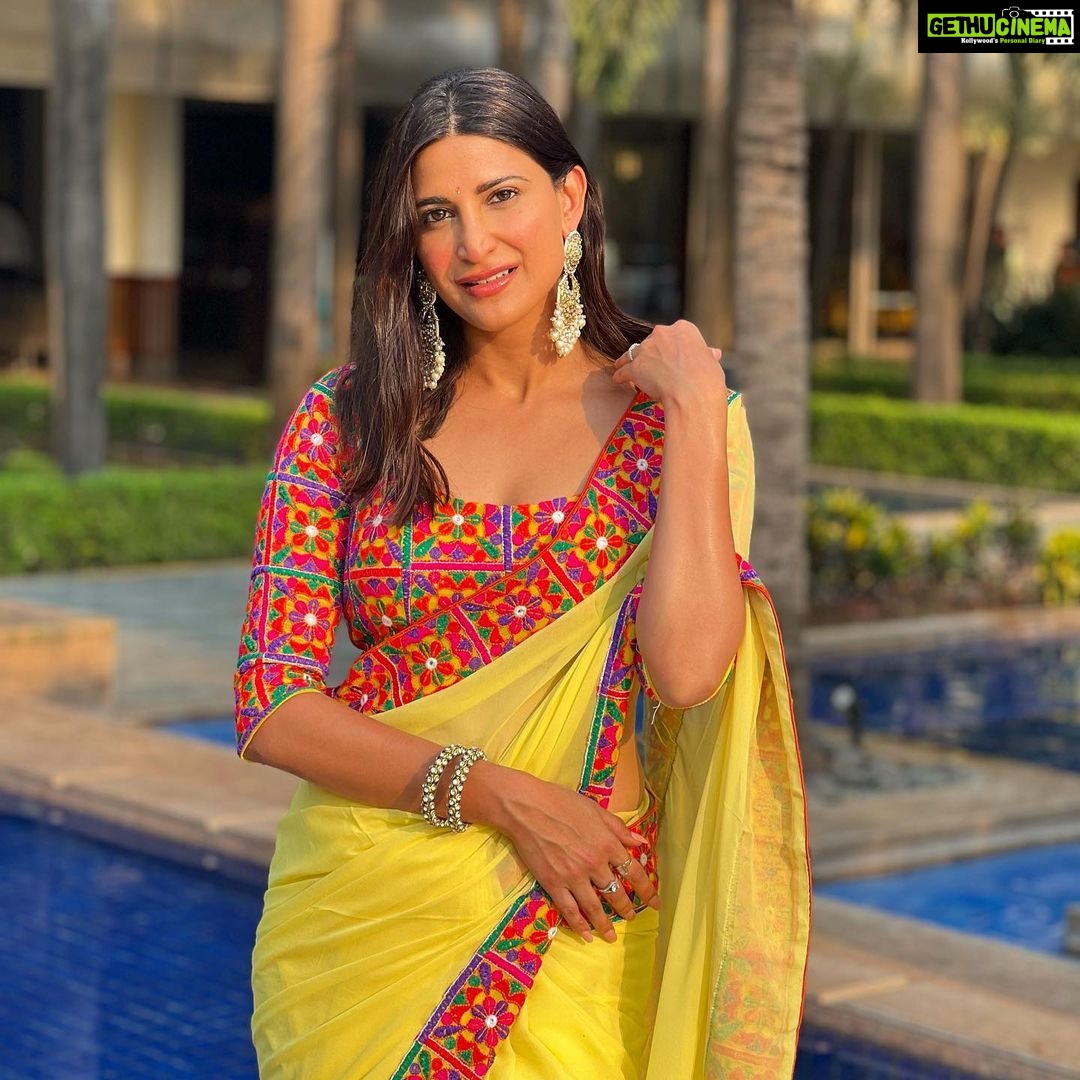 Aahana Kumra Instagram - Send rishtas!? Looking like बसंत ऋतु 💛💛🌻🌻🐝🐝🌞🌞 #weddingseason 📸 by : @aparnathakur . . #weddingphotography #wedding #sunsetphotography #aahanakumra #shaadiseason #shaadi #shaadisaga #saree #sareenotsorry #sareelover Karjat