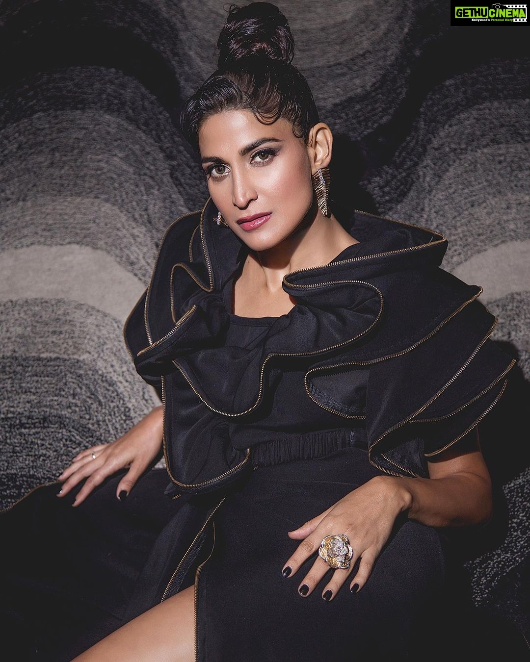 Aahana Kumra Instagram - Wednesday came on a Friday 🖤🖤🖤🖤 #fashion #fashiondiaries . . . . #showstopper #fashion #fashionista #aahanakumra #friday #friyay #fridaymood #blackfriday Delhi, India
