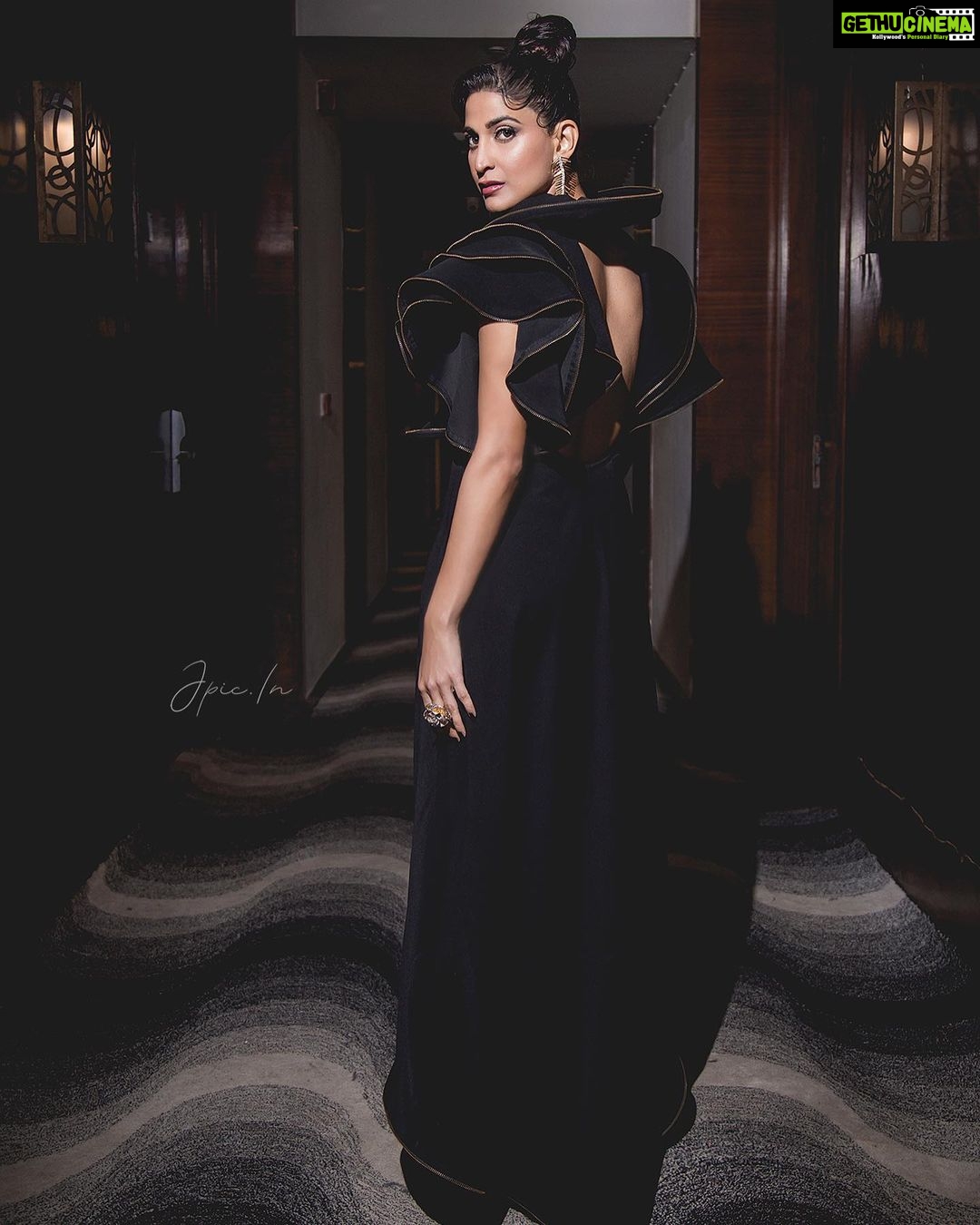 Aahana Kumra Instagram - Black Friday 🖤🖤🖤🖤 #fashion #fashiondiaries . . . . #showstopper #fashion #fashionista #aahanakumra #friday #friyay #fridaymood #blackfriday Delhi, India