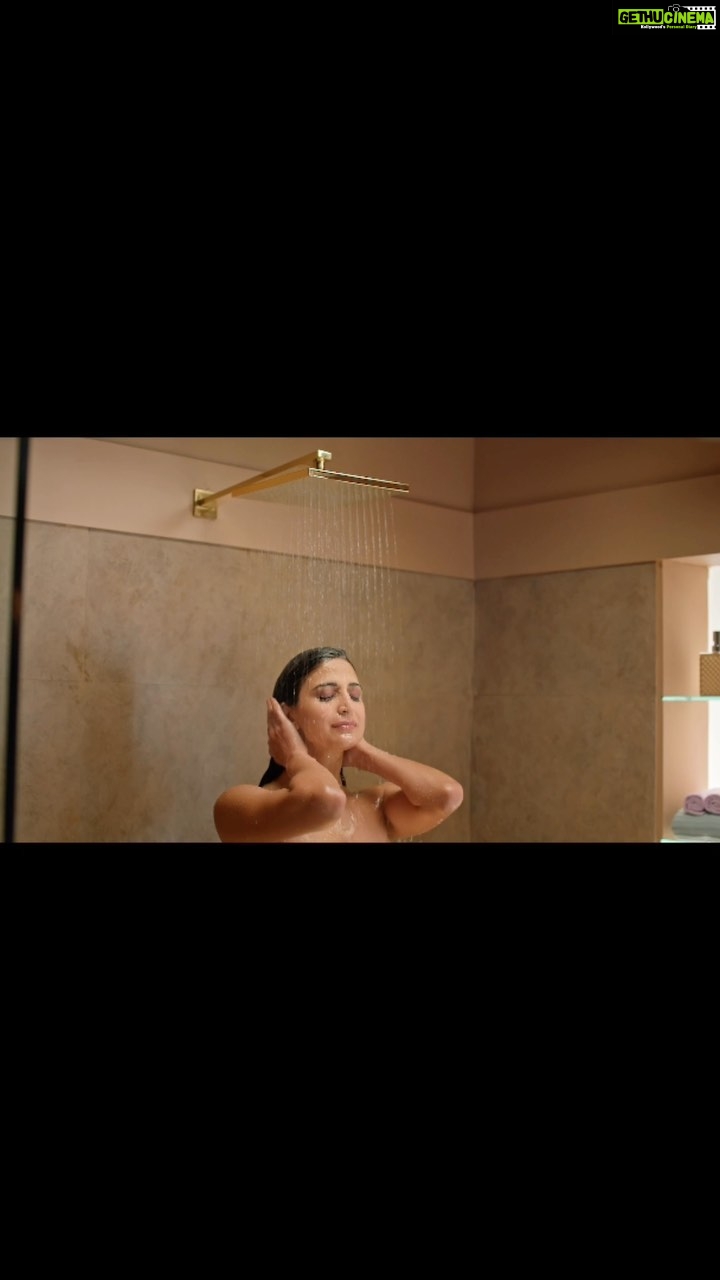 Aahana Kumra Instagram - Step into a space that de-stresses you and transports you into the lap of luxury. Experience the grandeur of Queo bath lounge, where advanced technology meets contemporary design for that ultimate sense of relaxation. With Queo bath lounge, even I experienced how time stands still. @queo_bathrooms #queo #europeanbathlounges #luxury #LetTimeWait Mumbai - मुंबई