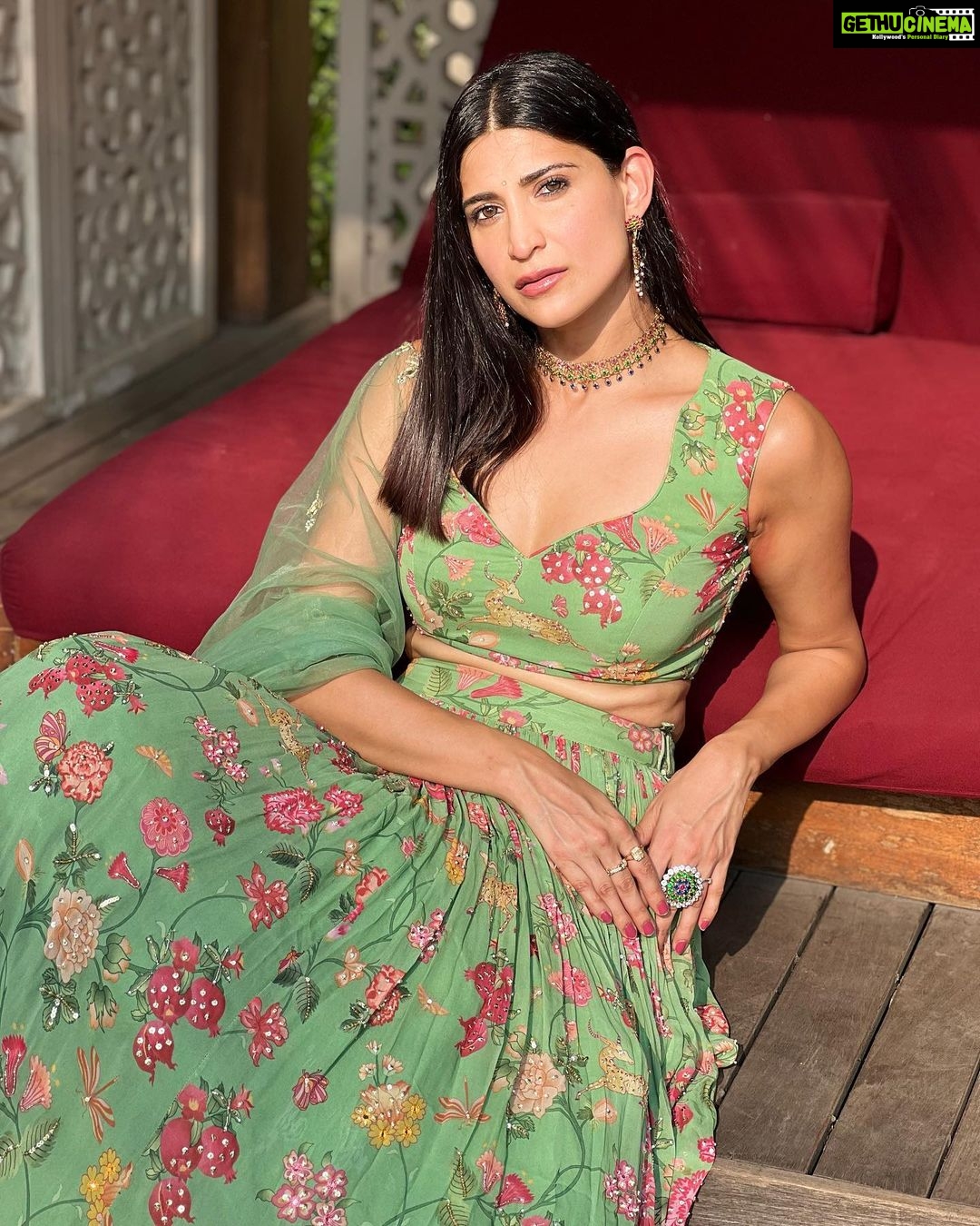 Aahana Kumra Instagram - Shaadi season lewks ft mehenga lehenga 🦚💚💕🌸🫶 #waybackwednesday . . . . #wednesday #weddingphotography #shaadiseason #weddingseason #indianoutfit #aahanakumra #sunshinegirl #sunlight Mumbai - मुंबई