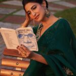 Aahana Kumra Instagram - New Year’s resolution : read more 💁‍♀️🦚📔👩‍🏫💚🪲 Styling : @juhi.ali Make up and hair : @shrushti_birje Managed by : @suchijaggi . . . . #indianoutfit #sareenotsorry #sareelover #indian #aahanakumra #tuesday #tuesdaymotivation Goa