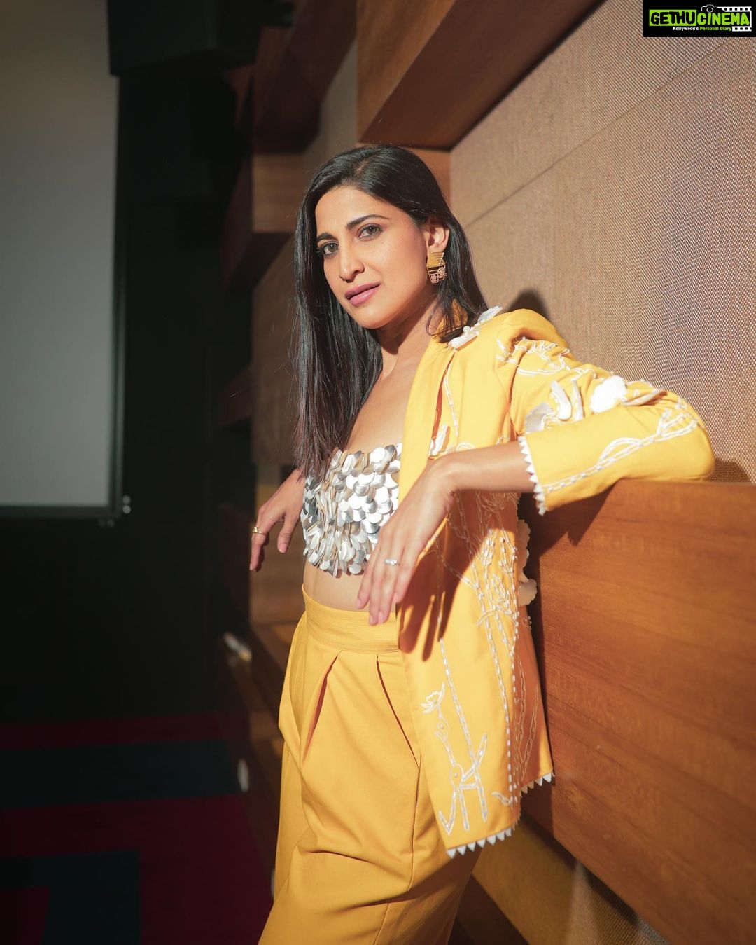 Aahana Kumra Instagram - Hello hello… looking good in yellow 💛🌻🌼🐝☀️ Styling by : @juhi.ali Make up and hair : @omni_thakkar Photos by : @rohitmalekar1 #thursdaythoughts . . . . #thursday #throwback #throwbackmemories #throwbackthursday #aahanakumra #yellow #yellowpantsuit Mumbai - मुंबई
