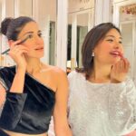 Aahana Kumra Instagram - Ready for tonight featuring the Christmas Elves!! 🎄😻🍷👯‍♀️💕❤️🏡😘 #merrychristmas #santaslittlehelper . . . . #christmas #christmastree #christmastime #festivities #santashelper #santascoming #christmasparty #bffs #bestfriends #girlfriends #aahanakumra #sundayfunday #sunday #sundayvibes #happyholidays #holidayseason #holiday #holidays