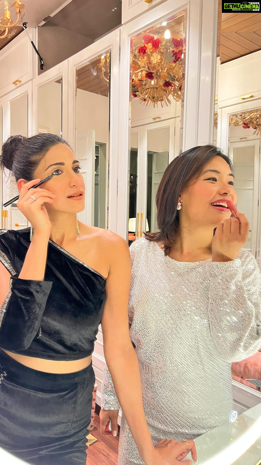 Aahana Kumra Instagram - Ready for tonight featuring the Christmas Elves!! ππ»π·π―ββοΈπβ€οΈπ‘π #merrychristmas #santaslittlehelper . . . . #christmas #christmastree #christmastime #festivities #santashelper #santascoming #christmasparty #bffs #bestfriends #girlfriends #aahanakumra #sundayfunday #sunday #sundayvibes #happyholidays #holidayseason #holiday #holidays