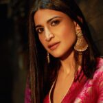 Aahana Kumra Instagram - Golden hour is my happy hour 🌅🫶 Outfit : @raw_mango Earrings : @silvertribebyajewels Make up : @kaushikanu Styling : @juhi.ali Photo : @insaneinsaan14 . . . . #wednesday #pink #goldenhour #gold #honey #indian #indianoutfit #salwarkameez #aahanakumra #pinkwednesday Delhi, India