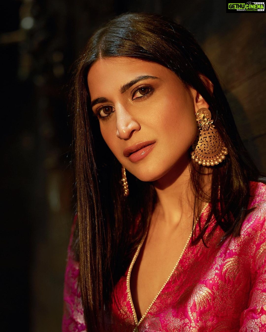 Aahana Kumra Instagram - Golden hour is my happy hour 🌅🫶 Outfit : @raw_mango Earrings : @silvertribebyajewels Make up : @kaushikanu Styling : @juhi.ali Photo : @insaneinsaan14 . . . . #wednesday #pink #goldenhour #gold #honey #indian #indianoutfit #salwarkameez #aahanakumra #pinkwednesday Delhi, India