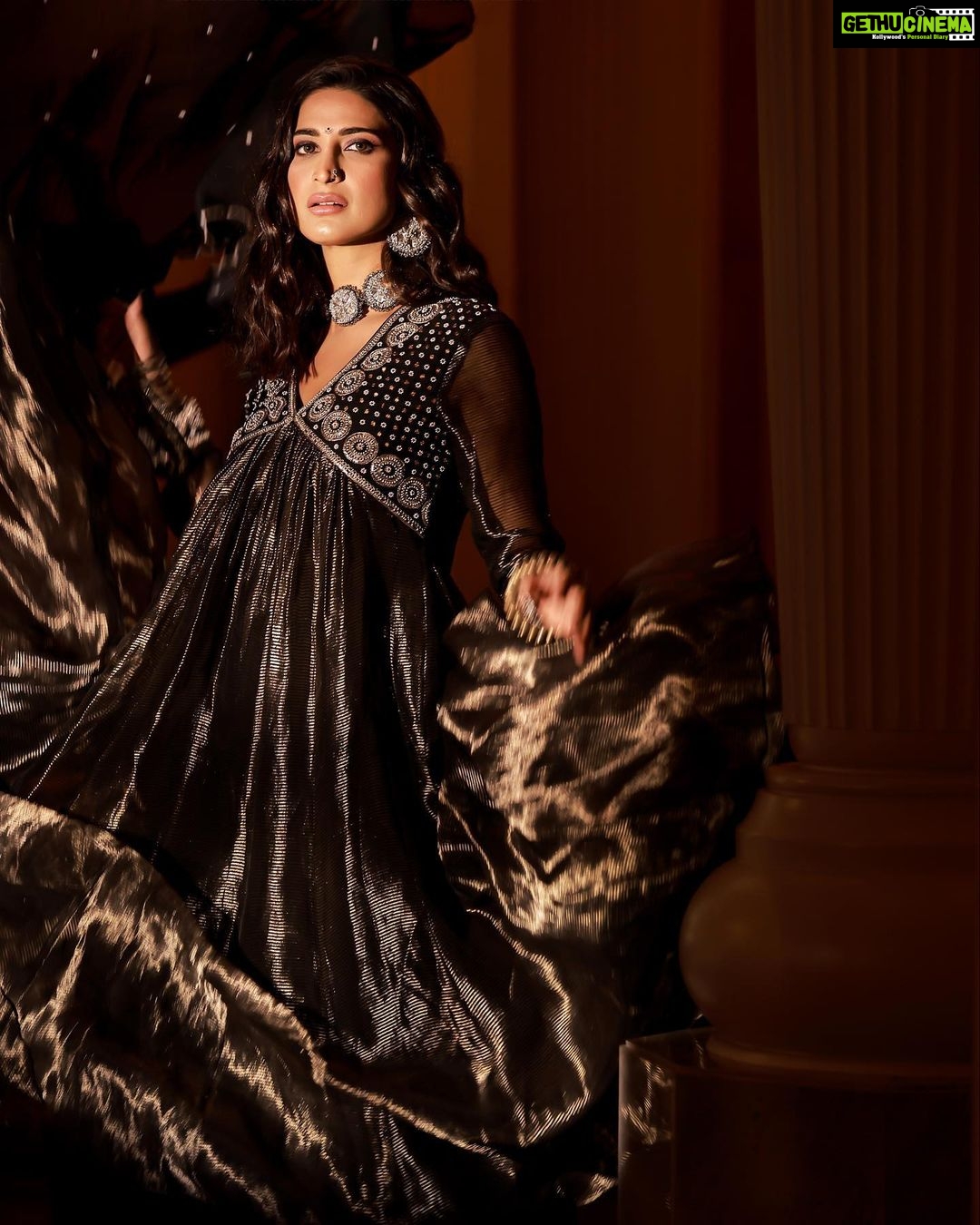 Aahana Kumra Instagram - π€βοΈπ€βοΈπ€ For @fablookmagazine Founder & Editor @milliarora7777 @ankkit.chadha2222 Wearing @almaaribypooja Jewels @moirra.art Styled by @milliarora7777 @juhi.ali Mua @meerabhandarimakeovers Hair @amuthevar Heels @rossobrunelloofficial Cinematographer @_yash_warpe Shot by @amitkhannaphotography Pr @focuspr Location courtesy @westinmumbaipowai #fablookmagazine #aahanakumra #covergirl #fashionmagazine #westinpowailake #coverstar #fablook India