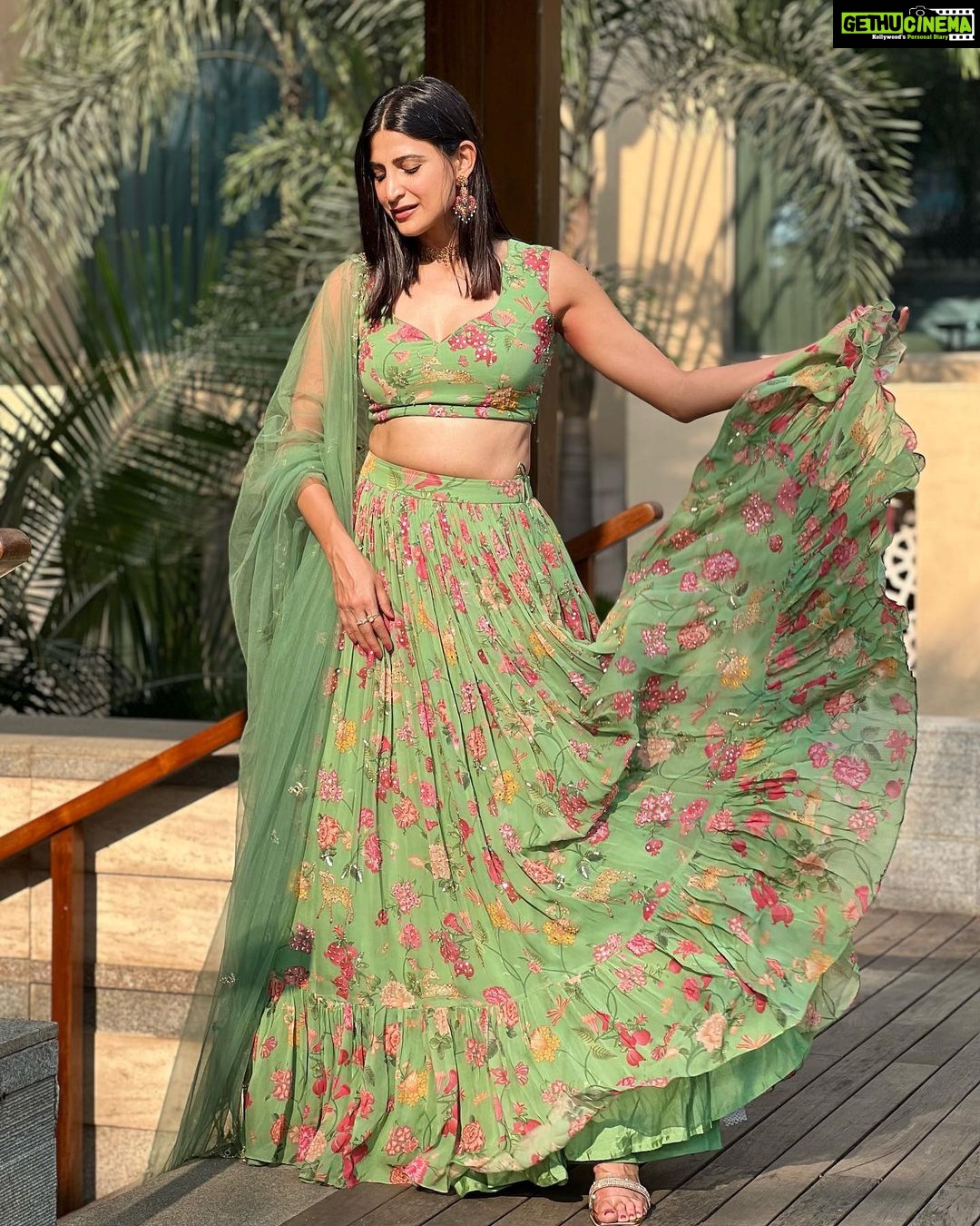 Aahana Kumra Instagram - Shaadi season lewks ft mehenga lehenga 🦚💚💕🌸🫶 #waybackwednesday . . . . #wednesday #weddingphotography #shaadiseason #weddingseason #indianoutfit #aahanakumra #sunshinegirl #sunlight Mumbai - मुंबई