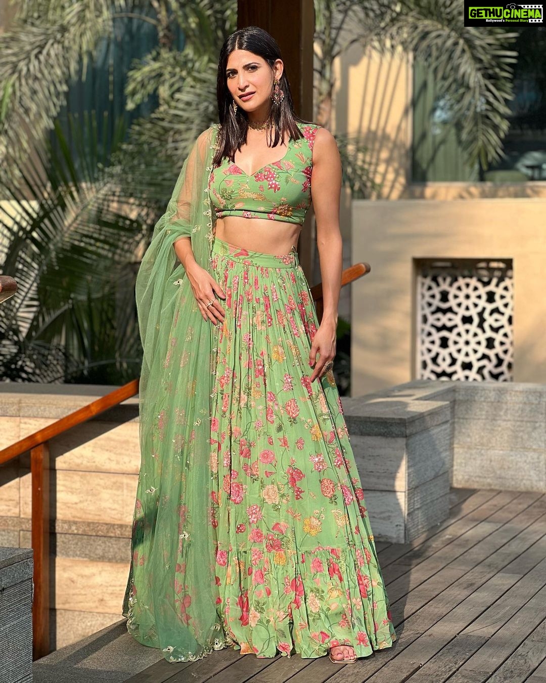 Aahana Kumra Instagram - Shaadi season lewks ft mehenga lehenga 🦚💚💕🌸🫶 #waybackwednesday . . . . #wednesday #weddingphotography #shaadiseason #weddingseason #indianoutfit #aahanakumra #sunshinegirl #sunlight Mumbai - मुंबई