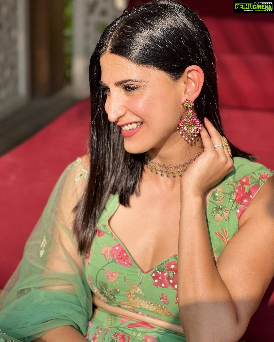 Aahana Kumra Instagram - Shaadi season lewks ft mehenga lehenga 🦚💚💕🌸🫶 #waybackwednesday . . . . #wednesday #weddingphotography #shaadiseason #weddingseason #indianoutfit #aahanakumra #sunshinegirl #sunlight Mumbai - मुंबई