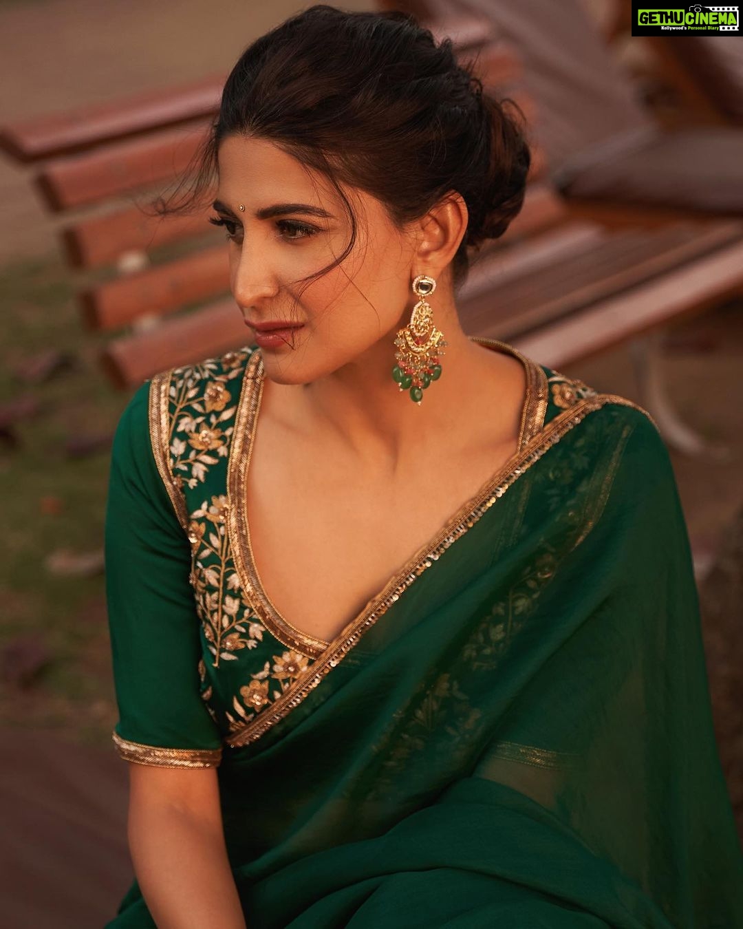 Aahana Kumra Instagram - New Yearβs resolution : read more πββοΈπ¦ππ©βπ«ππͺ² Styling : @juhi.ali Make up and hair : @shrushti_birje Managed by : @suchijaggi . . . . #indianoutfit #sareenotsorry #sareelover #indian #aahanakumra #tuesday #tuesdaymotivation Goa