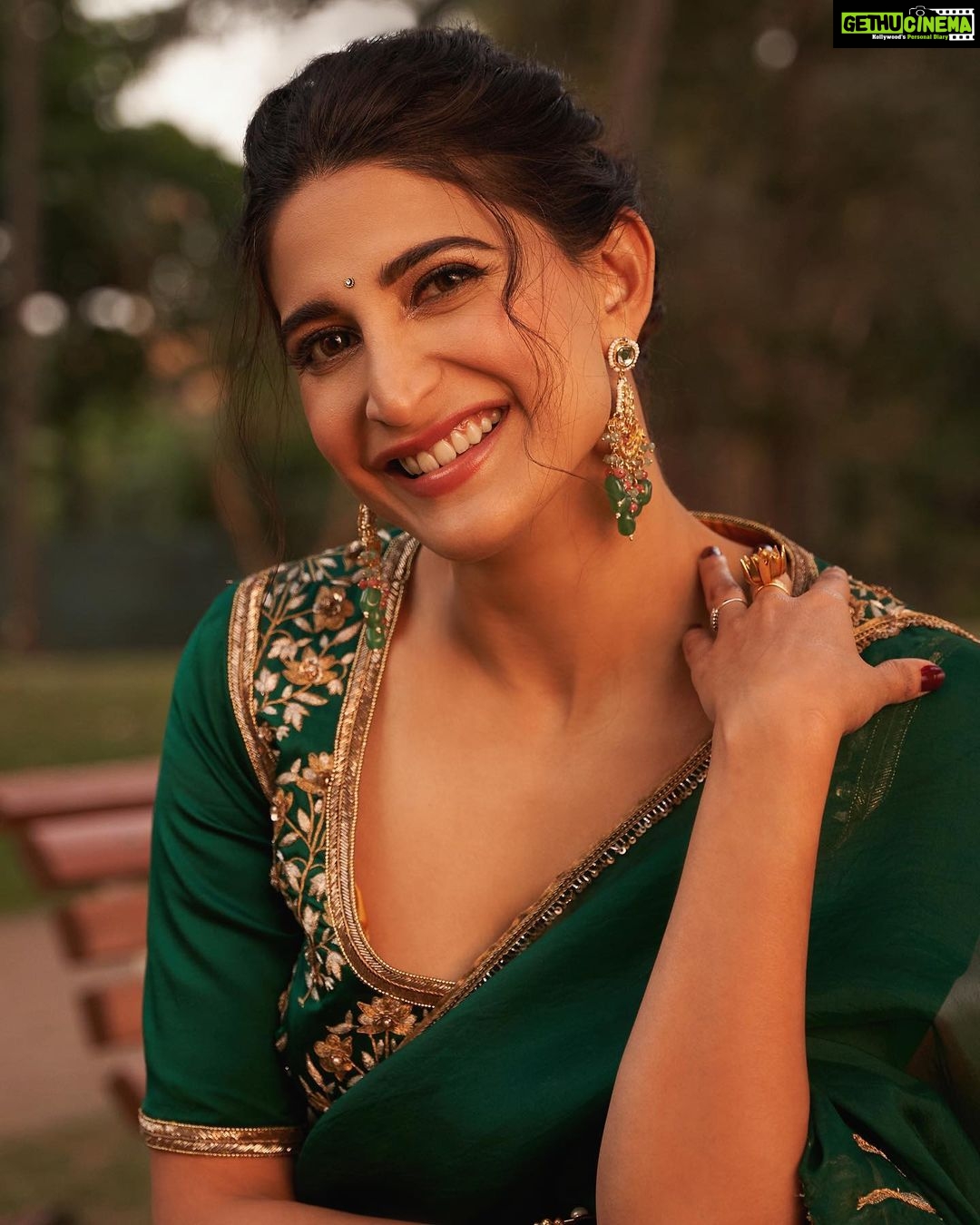 Aahana Kumra Instagram - New Yearβs resolution : read more πββοΈπ¦ππ©βπ«ππͺ² Styling : @juhi.ali Make up and hair : @shrushti_birje Managed by : @suchijaggi . . . . #indianoutfit #sareenotsorry #sareelover #indian #aahanakumra #tuesday #tuesdaymotivation Goa
