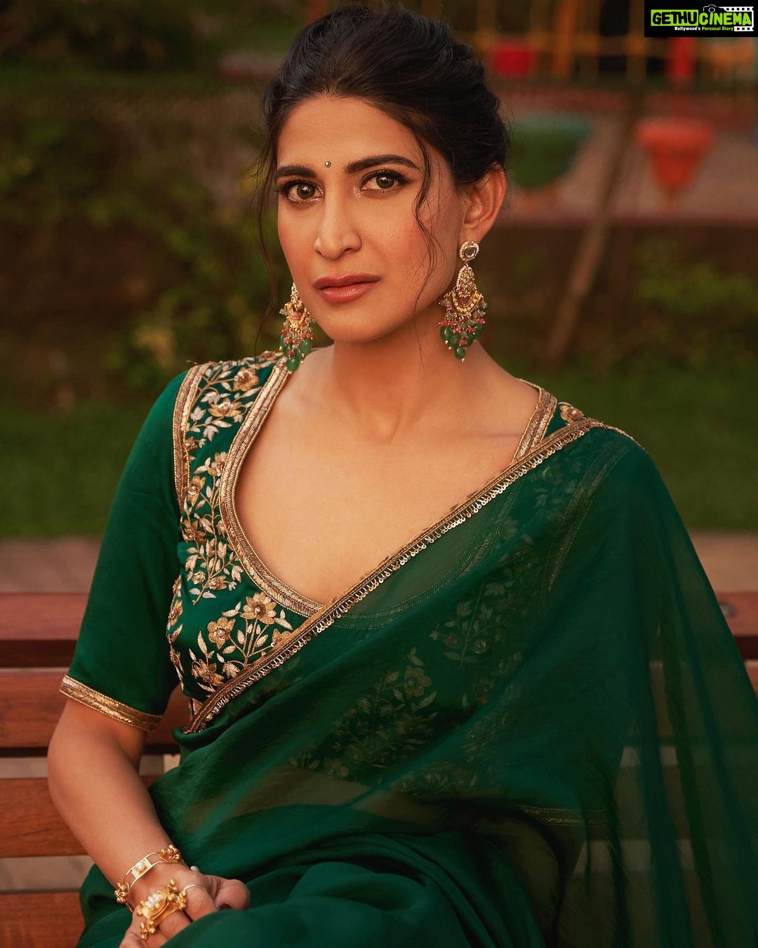 Aahana Kumra Instagram - New Yearβs resolution : read more πββοΈπ¦ππ©βπ«ππͺ² Styling : @juhi.ali Make up and hair : @shrushti_birje Managed by : @suchijaggi . . . . #indianoutfit #sareenotsorry #sareelover #indian #aahanakumra #tuesday #tuesdaymotivation Goa