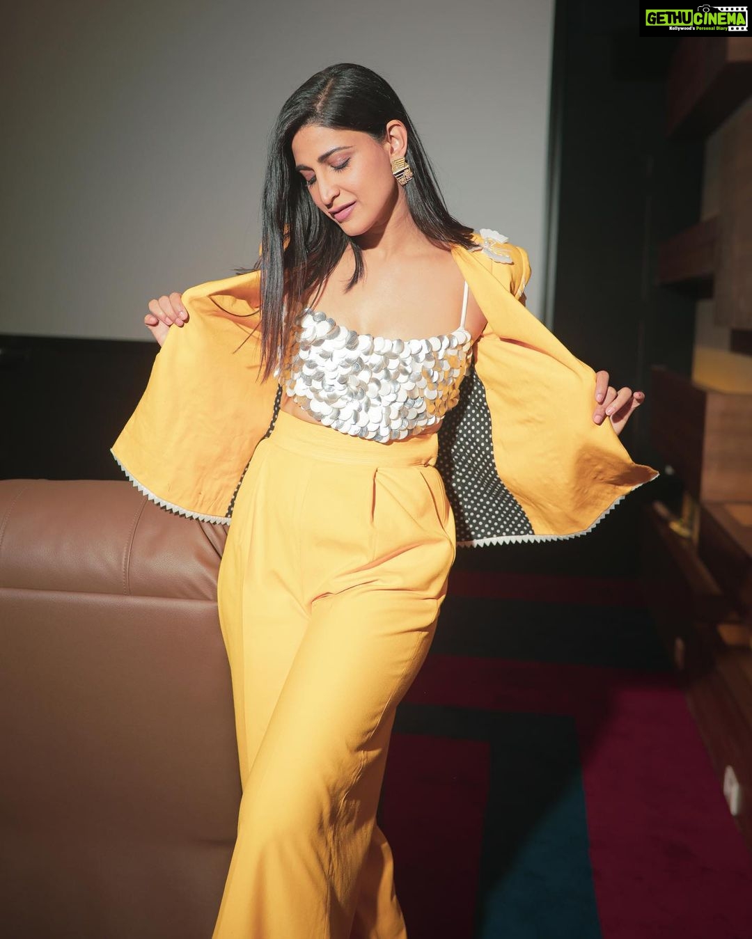 Aahana Kumra Instagram - Hello hello… looking good in yellow 💛🌻🌼🐝☀️ Styling by : @juhi.ali Make up and hair : @omni_thakkar Photos by : @rohitmalekar1 #thursdaythoughts . . . . #thursday #throwback #throwbackmemories #throwbackthursday #aahanakumra #yellow #yellowpantsuit Mumbai - मुंबई