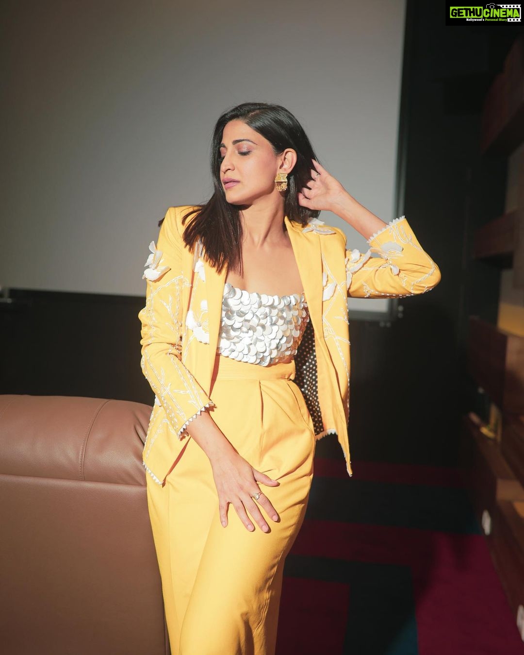 Aahana Kumra Instagram - Hello hello… looking good in yellow 💛🌻🌼🐝☀️ Styling by : @juhi.ali Make up and hair : @omni_thakkar Photos by : @rohitmalekar1 #thursdaythoughts . . . . #thursday #throwback #throwbackmemories #throwbackthursday #aahanakumra #yellow #yellowpantsuit Mumbai - मुंबई