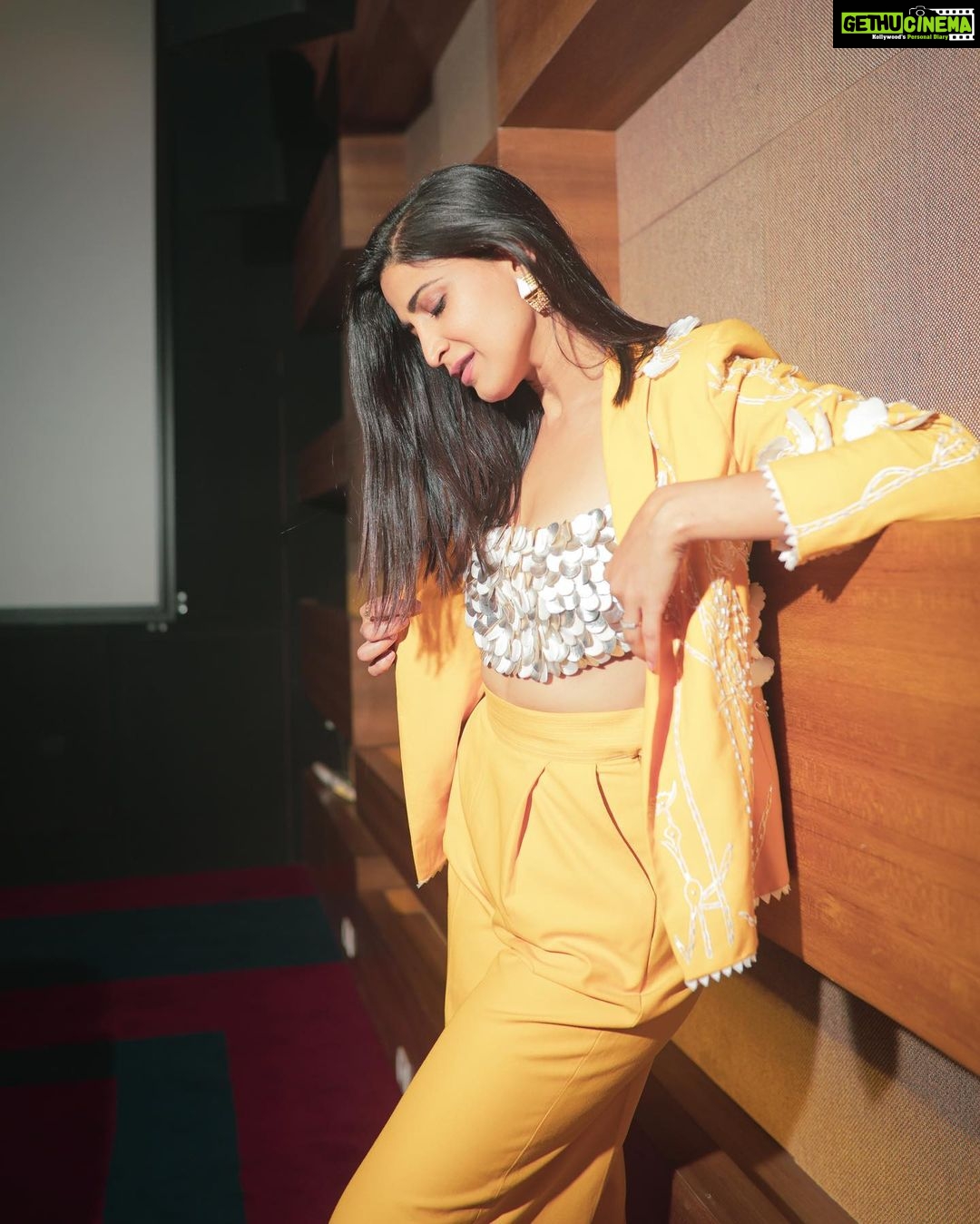 Aahana Kumra Instagram - Hello hello… looking good in yellow 💛🌻🌼🐝☀️ Styling by : @juhi.ali Make up and hair : @omni_thakkar Photos by : @rohitmalekar1 #thursdaythoughts . . . . #thursday #throwback #throwbackmemories #throwbackthursday #aahanakumra #yellow #yellowpantsuit Mumbai - मुंबई