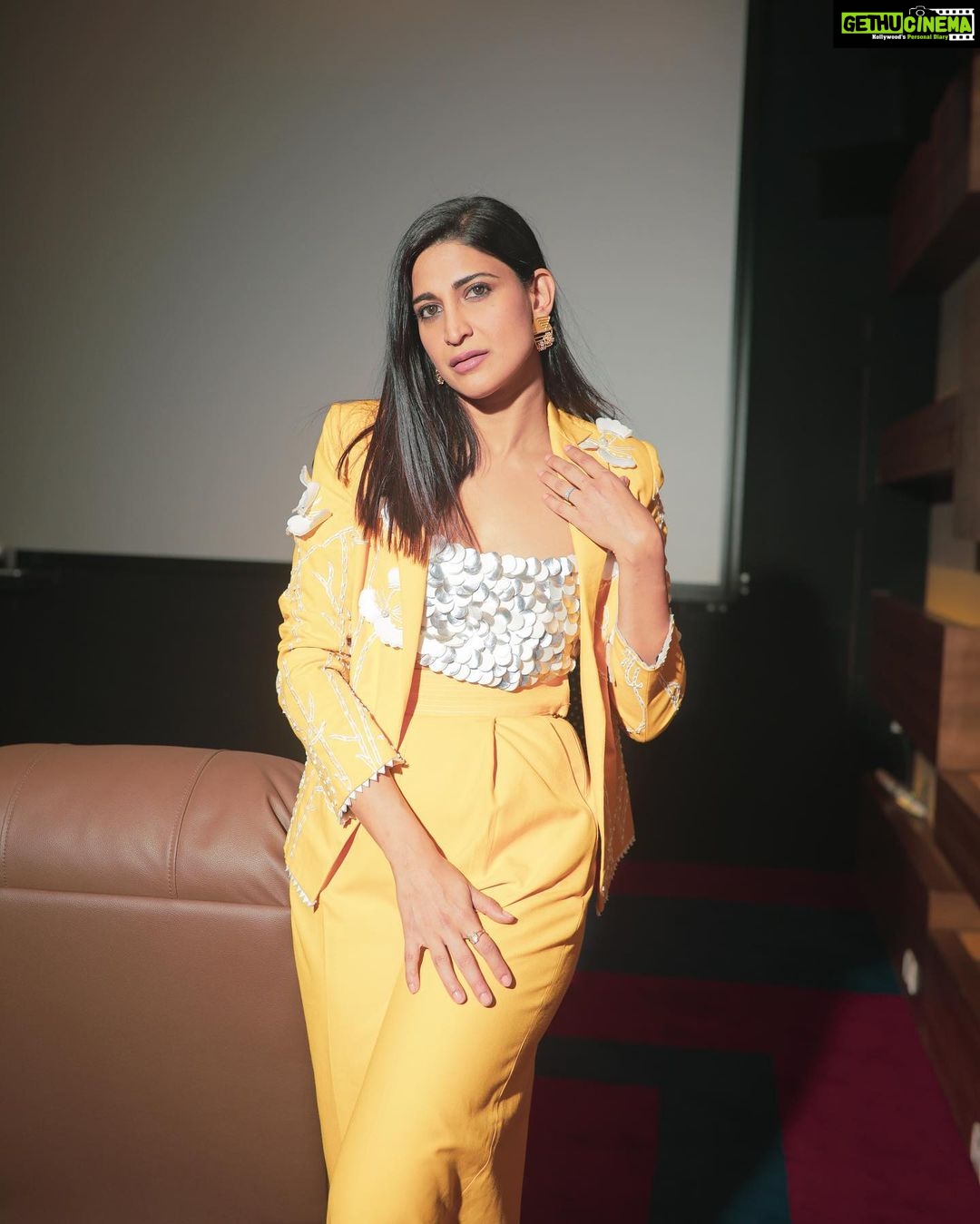 Aahana Kumra Instagram - Hello hello… looking good in yellow 💛🌻🌼🐝☀️ Styling by : @juhi.ali Make up and hair : @omni_thakkar Photos by : @rohitmalekar1 #thursdaythoughts . . . . #thursday #throwback #throwbackmemories #throwbackthursday #aahanakumra #yellow #yellowpantsuit Mumbai - मुंबई