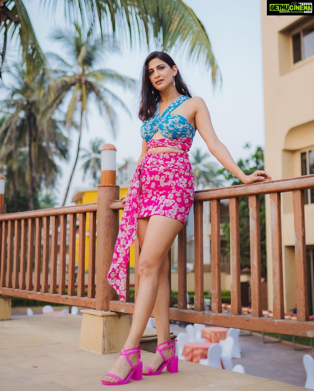 Aahana Kumra Instagram - Feeling like a pink porcupine 💕💕 #tuesdaythoughts . . . . #tuesdaymotivation #tuesdaymotivation #tuesday #aahanakumra #fashion #fashiondiaries Mumbai - मुंबई