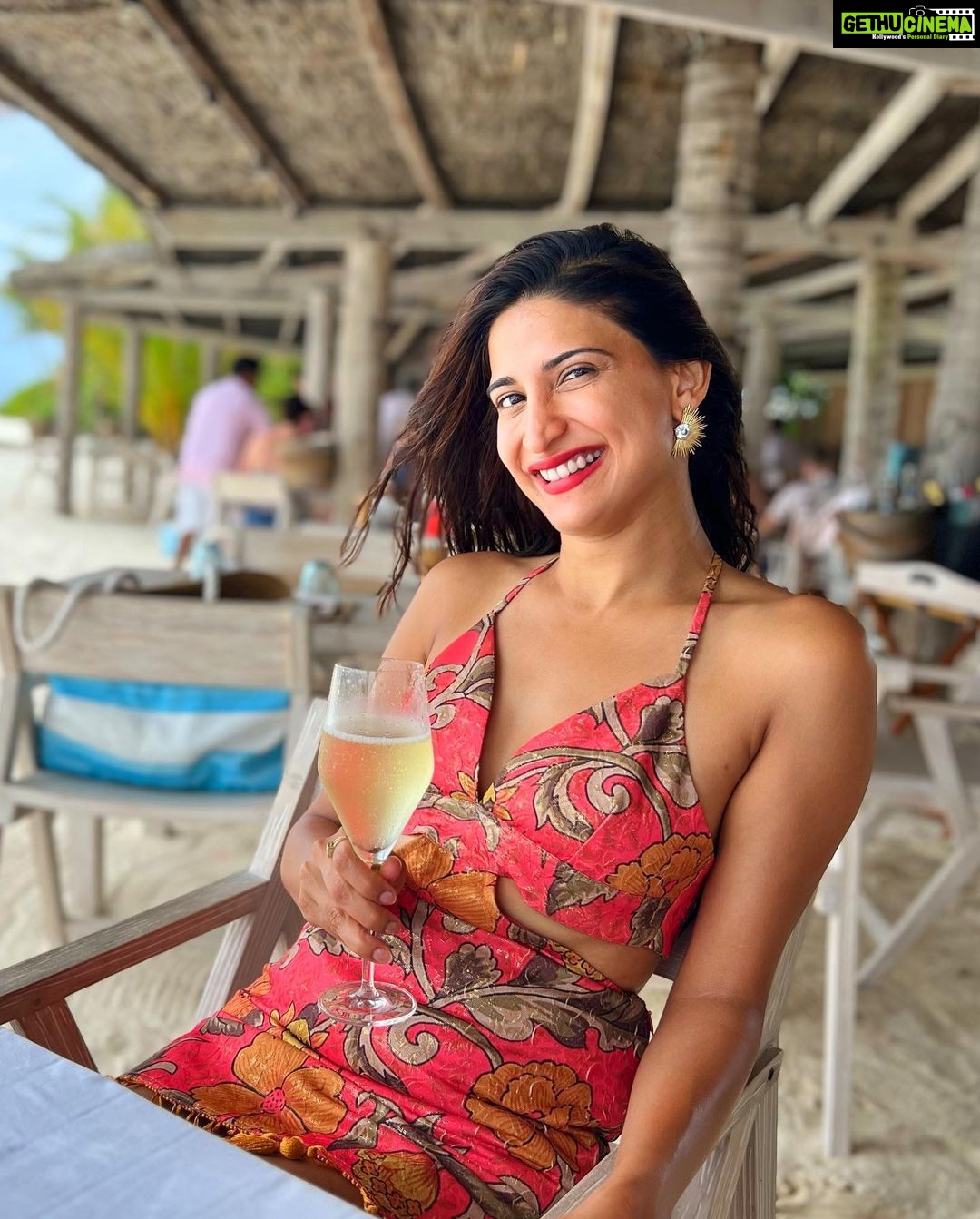 Aahana Kumra Instagram - 🦀❤️🍷❣️💃🍒🍉🦐🦞 Celebrating the Color of love ❣️ #saturdate . . . . #maldives #maldivesislands #birthday #love #red #coloroflove #birthdaygetaway #birthdaygirl #aahanakumra Finolhu Baa Atoll