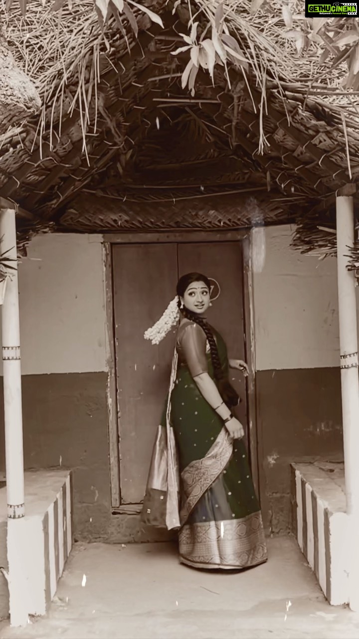 Aashika Padukone Instagram - Macha yeppovarapore 🖤 #tamilreels #instareels #mallepoovachevachevazhuthe #machayeppovarapore #mallepoo #shoot #blackandwhite #sareelove Chennai, India