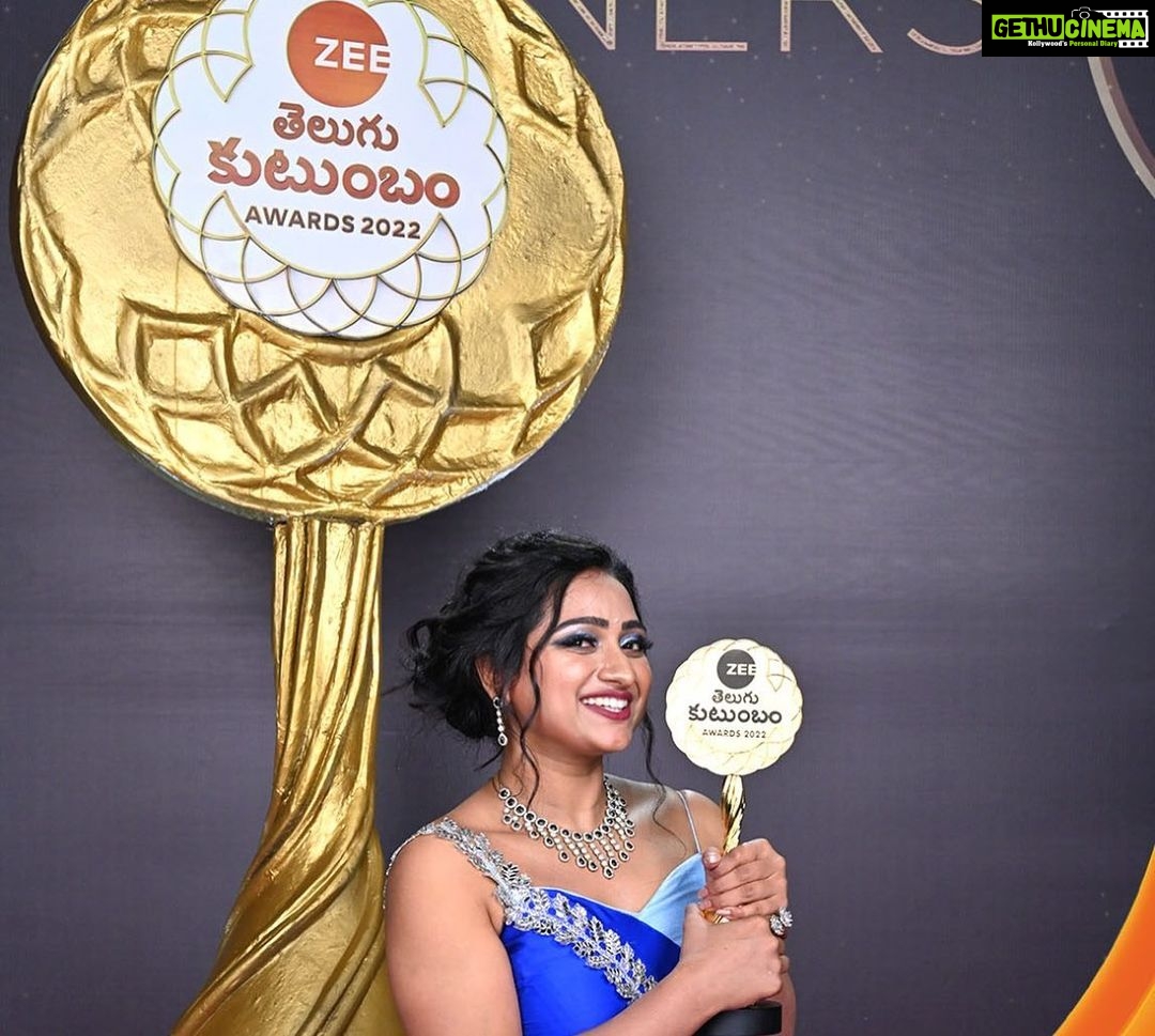 Aashika Padukone Instagram - Extremely honoured to receive Uttama Kathanayaki BEST ACTRESS @zeetelugu Kutumbam Awards 2022. Special Thanks to my Trinayani team for always being my roots and my wings and all my wonderful fans who have helped me get here 🫶🏻 #zeetelugu #zeetelugukutumbamawards2022 #trinayani #zee #zee5telugu