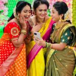 Aashika Padukone Instagram - When fake candids become real candids🤪🥰 @sidshnu @sri_satya_ #trinayani #nayani #sumana #hasini #shoot #seemantam #reelnotreal #kodalu #colours #sarees #pattu #function #traditional #ashikapadukone #srisatya #vishnupriya #sidshnu