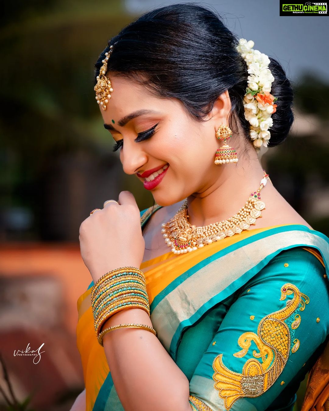 Aashika Padukone Instagram - ನಗುವೇ ಅವಳ ಆಭರಣ..! Inframe: beautiful @ashikapadukone_official Click N Edit: @vikasphotofactory MUA: @vedaragavendra_artistry Hair: @geethamakeoverartistry Gears: @nikonindiaofficial DM for shoot related queries #portrait_vision #portraitoftheday #portrait_mood #photographerfrombangalore #bangaloreportraitphotographer #bangaloreportraits #bangalorephotographer #smile #actress #aashikapadukone #actressshoot #actresslife #saree #sareelook #sareelovers #sareeindia #sareecollection Bangalore, India