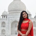 Aashika Padukone Instagram - Beauty and love around 🥰 . @ashikapadukone_official @swethus__designers . #tajmahal #photoshoot #agra #red #redroses #7wondersoftheworld #croptoplehenga