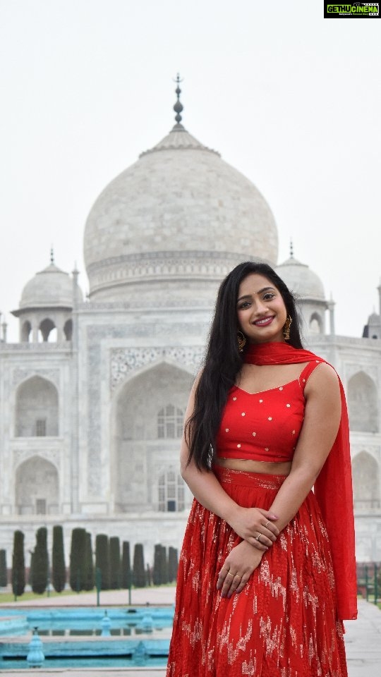Aashika Padukone Instagram - Beauty and love around 🥰 . @ashikapadukone_official @swethus__designers . #tajmahal #photoshoot #agra #red #redroses #7wondersoftheworld #croptoplehenga