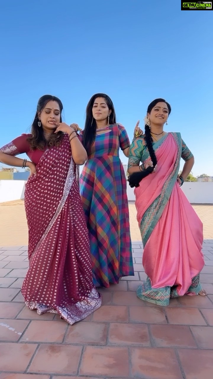 Aashika Padukone Instagram - Ranjithame with the ladies ♥️ #trendingreels #instatrend #primereels #dancemode #shoot #maari #instadance #ranjitame #thalapathy Saree: @elitew.in