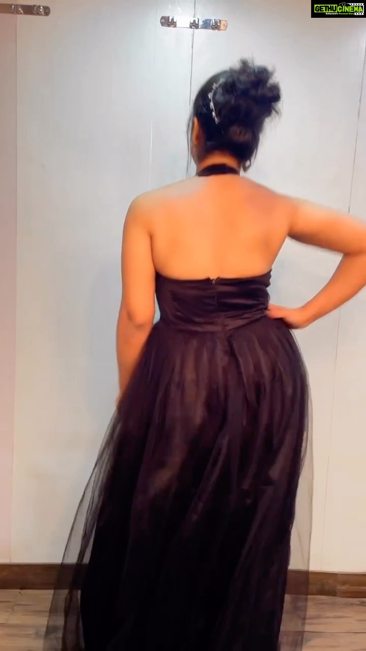 Aashika Padukone Instagram - #almostpadipoyindhepilla from #daskadhamki šŗ Create your version š @vishwaksens @leon.james @adithyark.music @nivethapethuraj #ashikapadukone #shootmodeon Do follow @saregamatelugu #trendingreel #dance #recreate #saregama Outfit: @dhatri_boutique_aa