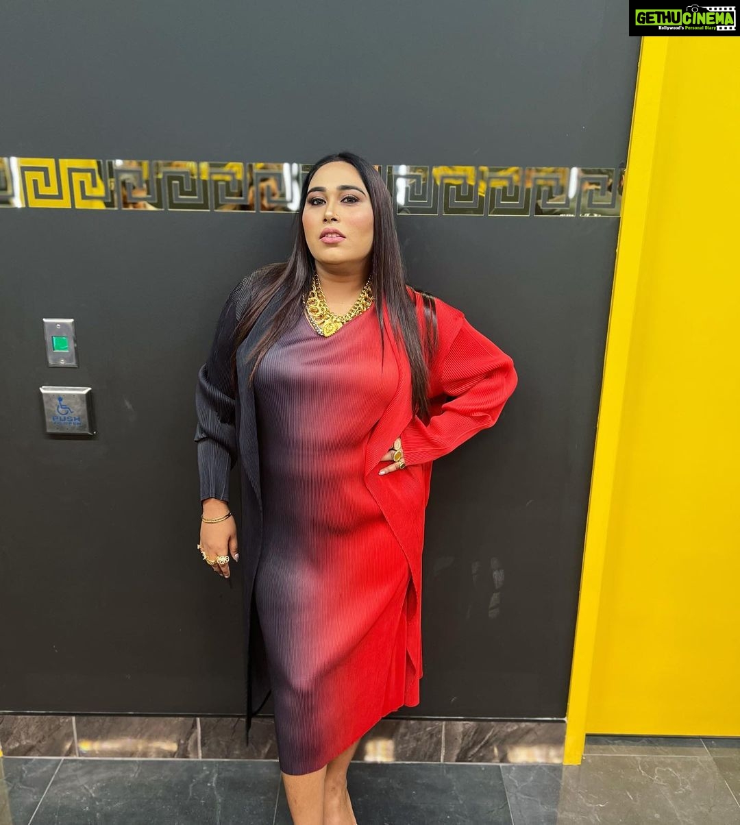 Afsana Khan Instagram - ਜਿੰਦਗੀ ਹੁੰਦੀ ਸਾਹਾ ਦੇ ਨਾਲ ਮੰਜਿਲ ਮਿਲੇ ਰਾਹਾ ਦੇ ਨਾਲ... ਇਜ਼ਤ ਮਿਲਦੀ ਜ਼ਮੀਰ ਨਾਲ,ਪਿਆਰ ਮਿਲੇ ਤਕਦੀਰ ਨਾਲ.. makeup @stylehubsalonspa #justiceforsidhumoosewala @parvasimedia @vrindsharma #afsaajz #afsaajzforever #brampton #canada #canada🇨🇦 #india Toronto, Ontario