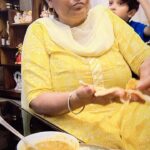 Afsana Khan Instagram - ਖੰਡ ਬਾਜ਼ ਨਾ ਹੋਣ ਦੁੱਧ ਮਿੱਠੇ, ਘਿਓ ਬਾਜ਼ ਨਾ ਕੁੱਟੀ ਦੀਆਂ ਚੂਰੀਆਂ ਨੇ... . ਮਾਂ ਬਾਜ਼ ਨਾ ਹੋਣ ਲਾਡ ਪੂਰੇ.. ਤੇ ਪਿਓ ਬਾਜ਼ ਨਾ ਪੈਦੀਂਆਂ ਪੂਰੀਆਂ ਨੇ... 《 《#Love_u_Mom_Dad》》 ਇਸ ਦੁਨੀਆਂ ਵਿਚ ਜਿੰਨੇ ਰਿਸ਼ਤੇ, ਸਬ ਝੂਠੇ ਤੇ ਬੇਰੂਪ, ਮਾਂ ਦਾ ਰਿਸ਼ਤਾ ਸਭ ਤੋਂ ਸੱਚਾ, ਮਾਂ ਹੈ ਰੱਬ ਦਾ ਰੂਪ @ashabegum81 ❤️🙌 #afsaajz #afsaajzforever