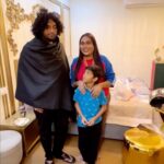 Afsana Khan Instagram - ऐसा है रिश्ता तेरा मेरा तू है मुर्शिद में हु मुरीद तेरा उंगली पकड़ कर तेरी बढ़ता ही जा रहा हूँ जब से मैं बाबा आपकी चौखट पे आ रहा हूँ किसकी समझ में आयेगी सूरत फ़क़ीर की ये नज़र मेरे पीर की, ये नज़र मेरे पीर की। ये नज़र मेरे पीर की ये नज़र मेरे पीर की वल्लाह मेरा पीर है हर सिम्त जलवागर मुर्शिद के दर को छोड़ के जाऊंगा मैं किधर, मैंने हज़ारों पीरों की नजरों को देखा है सबसे अलग नज़र है मगर, मेरे पीर की। #saisurindershahji ❤️🙌🙏 @dargah_sharif_bakarpur 🙌 blessed #afsaajz❤️ #afsaajzforever