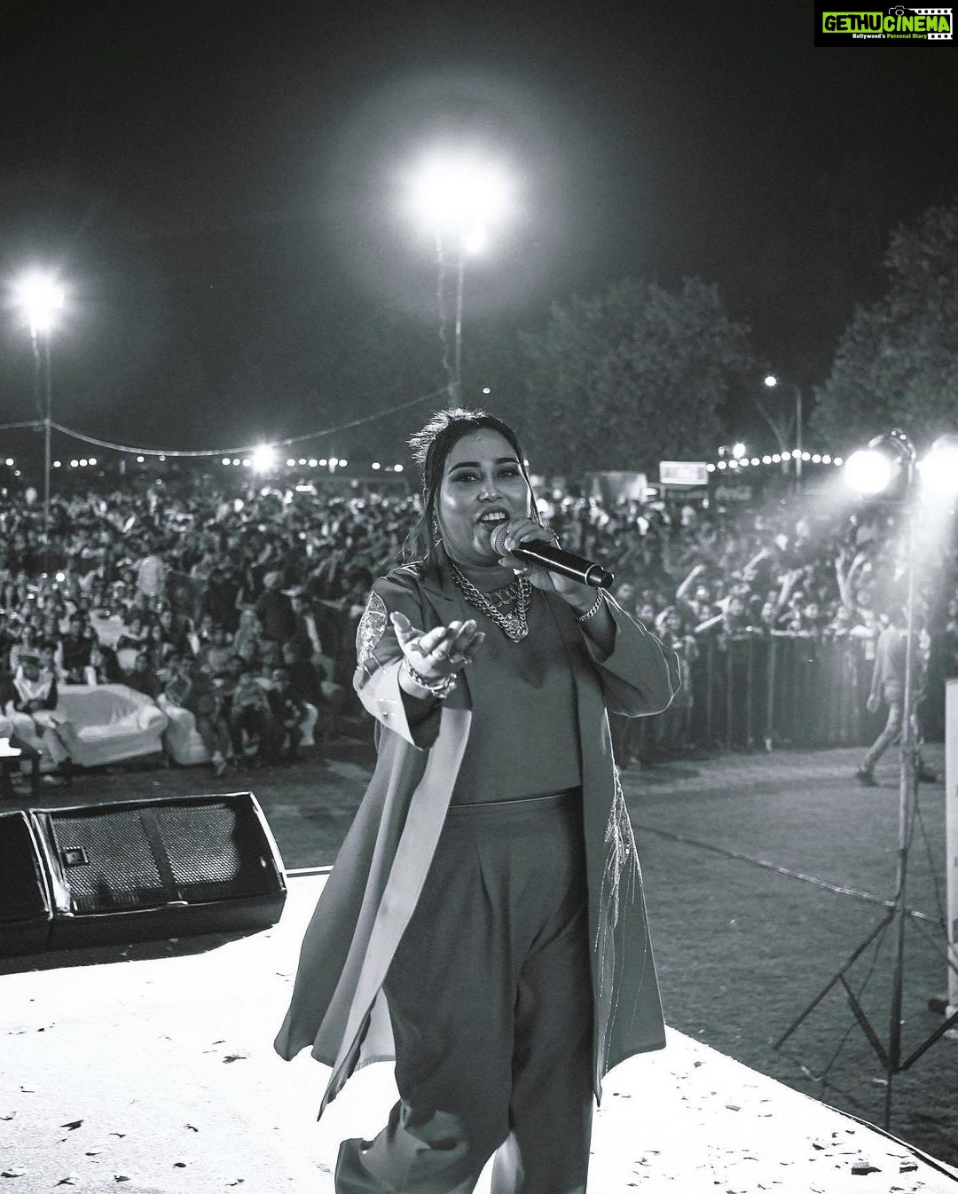 Afsana Khan Instagram - धीरे भोको यह शेरनियों का इलाका है शांत है इसका मतलब यह नहीं कि दहाड़ भूल गए..!! Outfit @itsafsanakhan ❤️ Makeup @glamgoddesscharan ❤️ Chandigarh, India